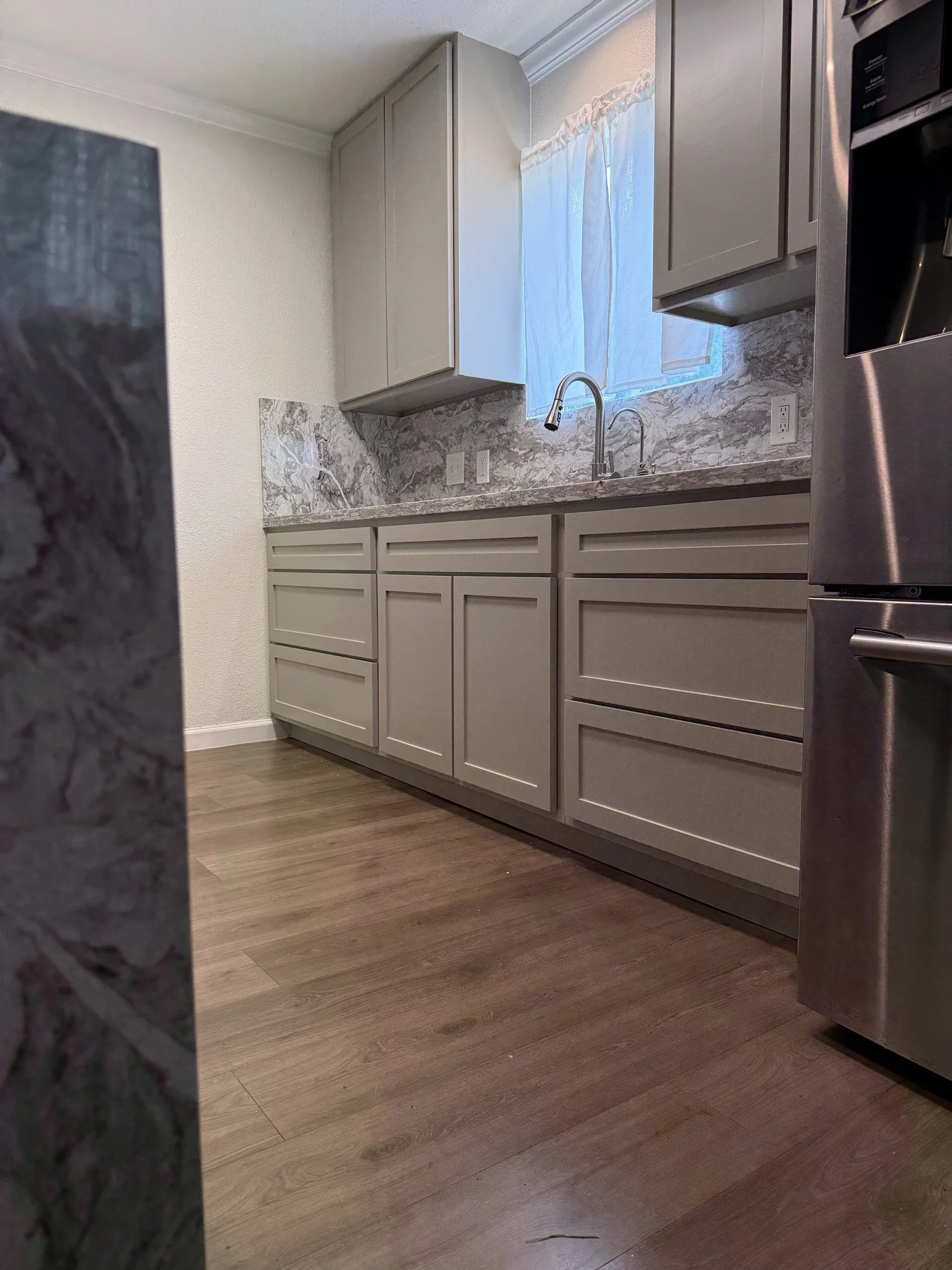 Simple cabinet fronts create a calm, coordinated look.