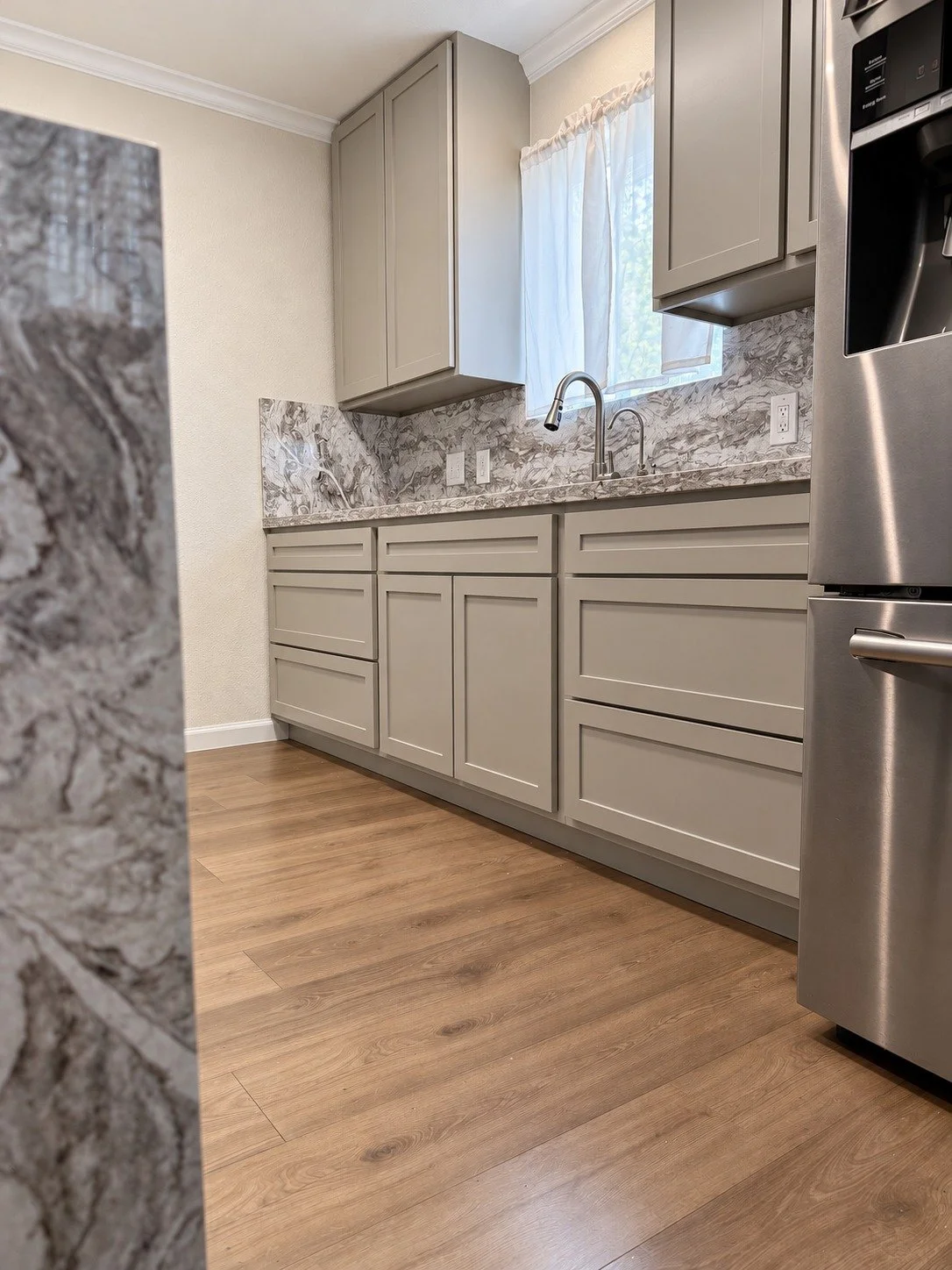 Simple cabinet fronts create a calm, coordinated look.