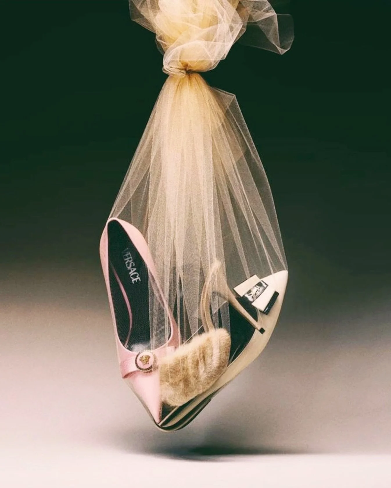 𝗣𝗶𝗻𝗸 𝗖𝗮𝘃𝗶𝗮𝗿 𝗨𝗻𝗶𝘃𝗲𝗿𝘀𝗶𝘁𝘆 🎓✨
𝘓𝘦𝘴𝘴𝘰𝘯 3: 𝘉𝘢𝘭𝘢𝘯𝘤𝘦 𝘪𝘴 𝘬𝘦𝘺 &mdash; 𝘪𝘯 𝘣𝘦𝘢𝘶𝘵𝘺, 𝘪𝘯 𝘴𝘵𝘺𝘭𝘦, 𝘢𝘯𝘥 𝘪𝘯 𝘭𝘪𝘧𝘦.
𝘚𝘰𝘮𝘦𝘵𝘪𝘮𝘦𝘴 𝘵𝘩𝘦 𝘴𝘰𝘧𝘵𝘦𝘴𝘵 𝘭𝘰𝘰𝘬𝘴 𝘩𝘢𝘷𝘦 𝘵𝘩𝘦 𝘴𝘵𝘳𝘰𝘯𝘨𝘦𝘴𝘵 𝘪𝘮𝘱?