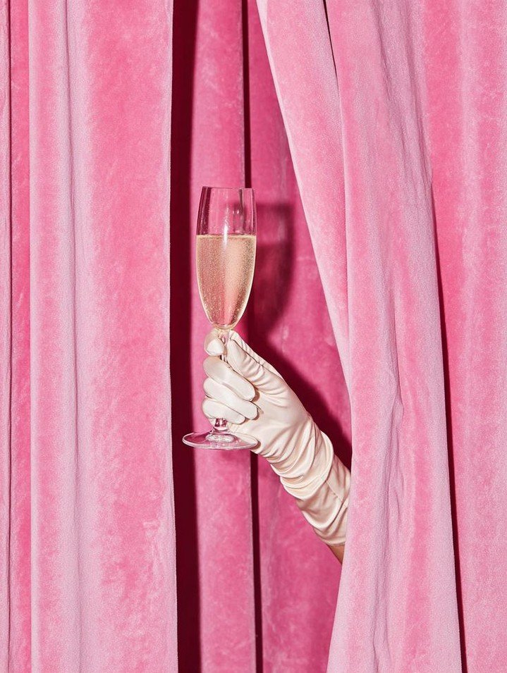 𝗖𝗵𝗮𝗺𝗽𝗮𝗴𝗻𝗲 𝗲𝗻𝗲𝗿𝗴𝘆, 𝗺𝗮𝗶𝗻 𝗰𝗵𝗮𝗿𝗮𝗰𝘁𝗲𝗿 𝗲𝗻𝘁𝗿𝗮𝗻𝗰𝗲 🥂✨ 

𝘼 𝙨𝙤𝙛𝙩 𝙥𝙚𝙚𝙠 𝙩𝙝𝙧𝙤𝙪𝙜𝙝 𝙩𝙝𝙚 𝙥𝙞𝙣𝙠 𝙘𝙪𝙧𝙩𝙖𝙞𝙣𝙨&hellip; 𝙗𝙚𝙘𝙖𝙪𝙨𝙚 𝙩𝙝𝙚 𝙣𝙞𝙜𝙝𝙩 𝙞𝙨 𝙖𝙡𝙬𝙖𝙮𝙨 𝙬𝙤𝙧𝙩𝙝 𝙘𝙚𝙡𝙚𝙗𝙧𝙖𝙩𝙞𝙣𝙜.

#P