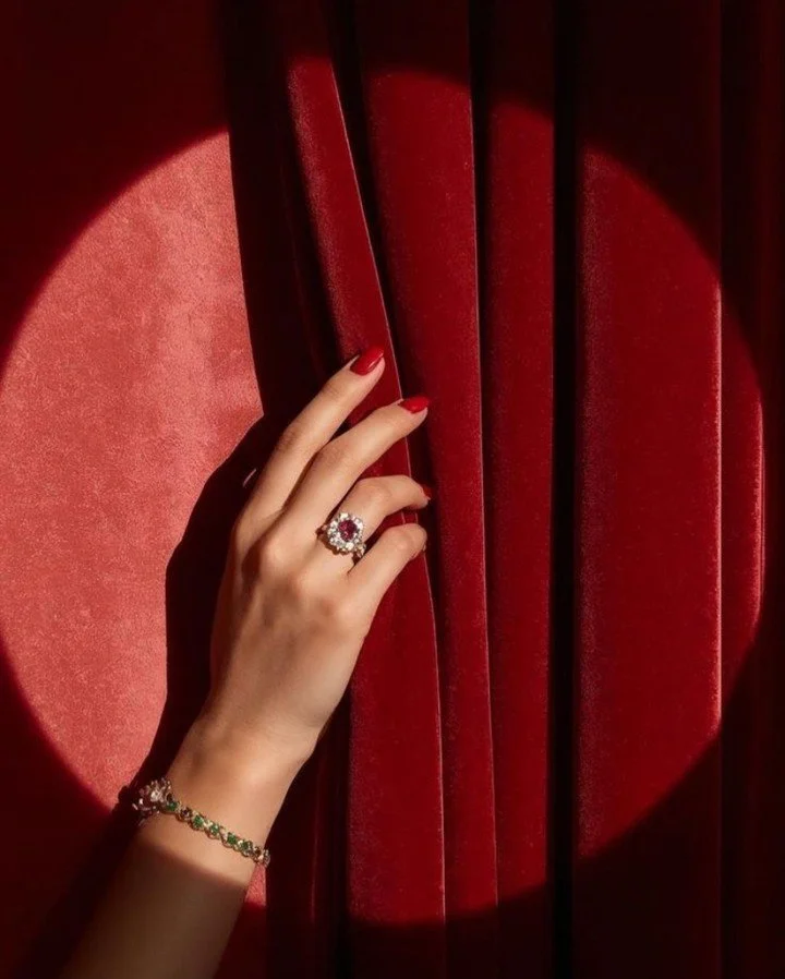 Luxury is in the details.

Soft light.
Bold red.
Power in one touch. 

#LuxuryVibes
#RedAesthetic
#HighEndEnergy
#EditorialMood
#SoftPower