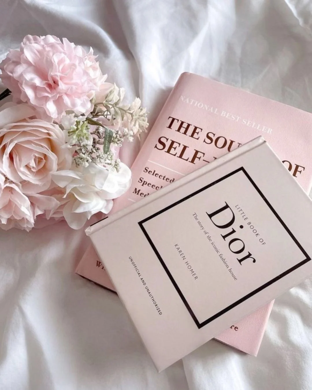Pretty things, soft mornings, and a mindset that&rsquo;s evolving beautifully. 🎀📖✨

Romanticize your growth the same way you romanticize your lifestyle.

#softlifeaesthetic #feminineenergy #selfgrowthjourney #pinkvibes #romanticaesthetic #thatgirll