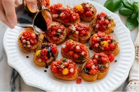 Bruschetta with Tomato, Garlic and Basil Crostini