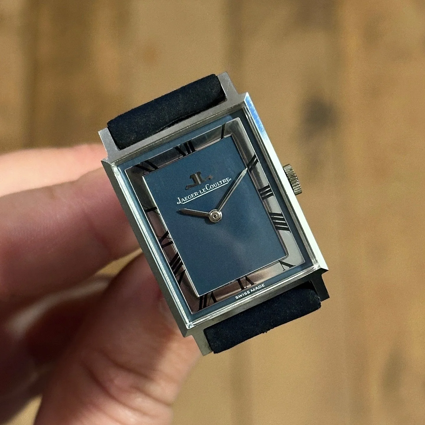 Jaeger LeCoultre Tank bleu dial 🥏

Here is a magnificent Jaeger-LeCoultre tank style watch with a beautiful blue-gray dial and shiny steel railway track with Roman numerals. Model from the 1970s with manual winding movement

#jaeger #jaegerlecoultre