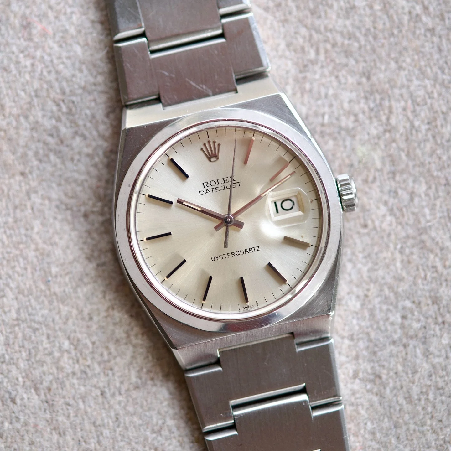 AVAILABLE : Rolex Oysterquartz 17000 Steel 36mm First Generation Cream Dial 🏔️🤍

A sublime expression of Rolex's watchmaking innovation, this Oysterquartz reference 17000 represents a unique interlude in the history of the Geneva-based manufacturer