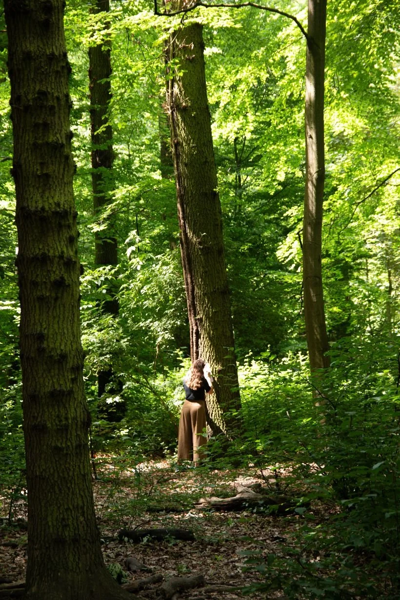 forest-design-workshop-naturbeobachtung-frau-wald-koelner-stadtwald-2026.jpg