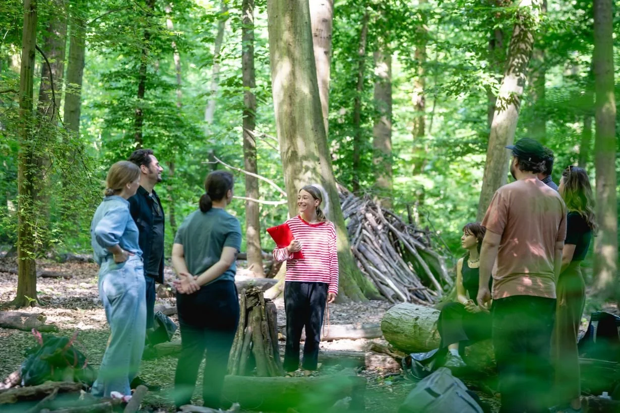 forest-design-workshop-gruppe-praesentation-facilitatorin-koelner-stadtwald-2026.jpg