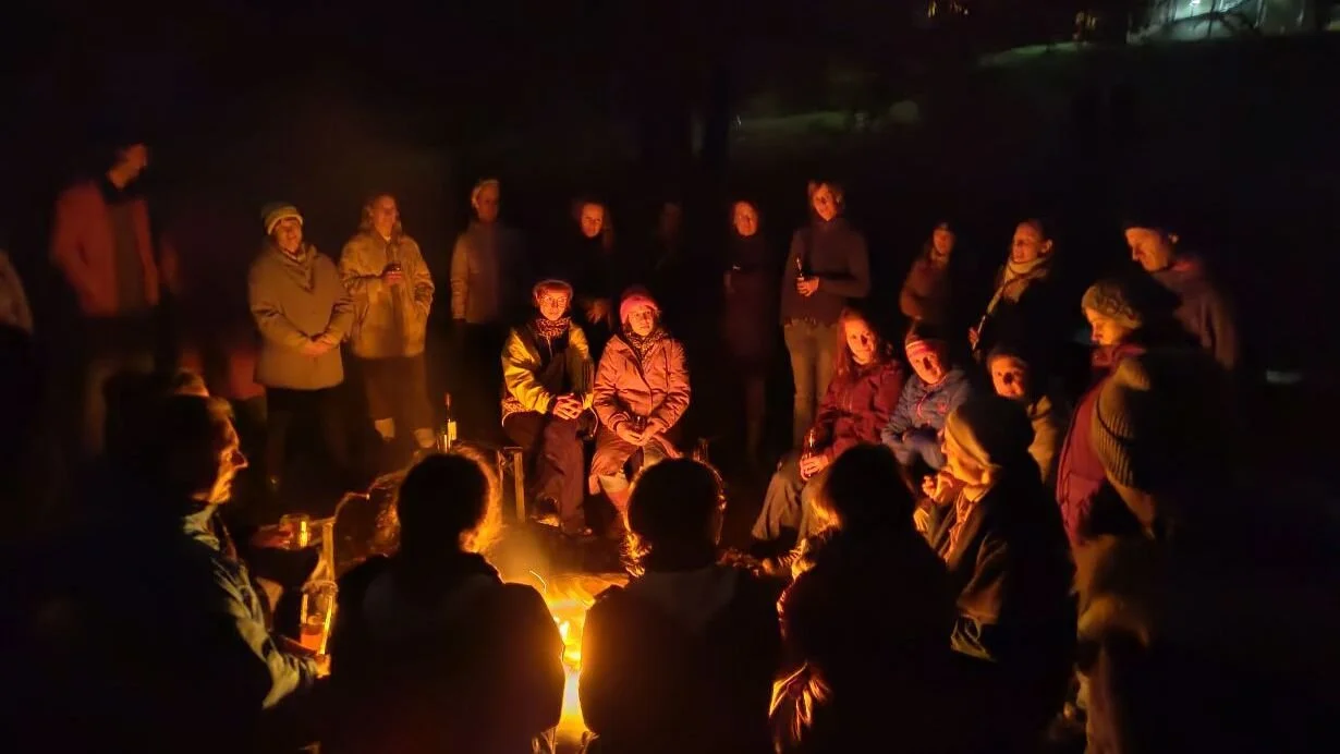walkaboutyou-outdoor-council-kreisarbeit-lagerfeuer-gruppe-nacht-natur.jpg