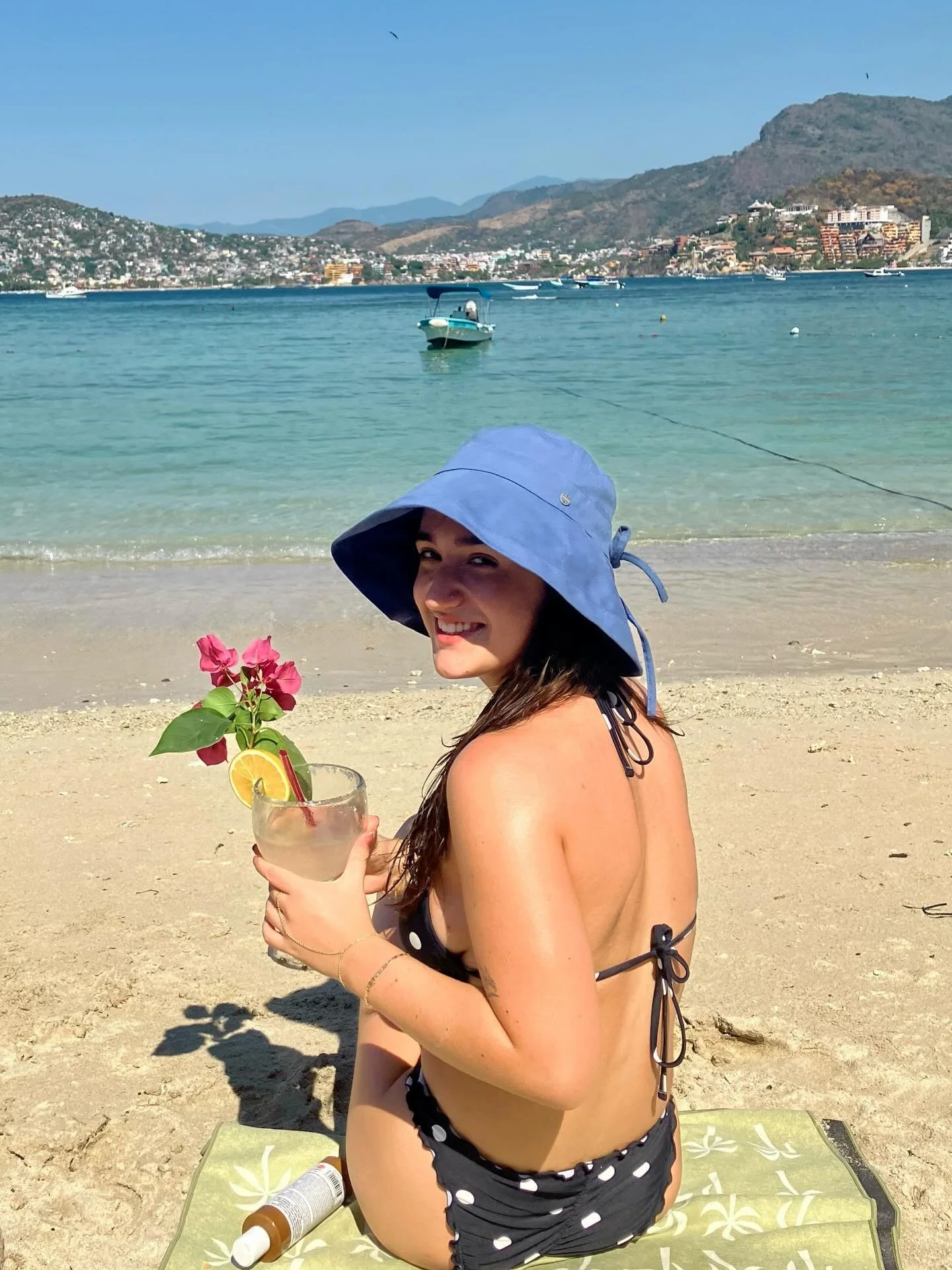 Lilac in the wild: @leilagfogel on Playa Las Gatas in Zihuatanejo with her @kooringalaustralia sun hat 🌴❤️🐠