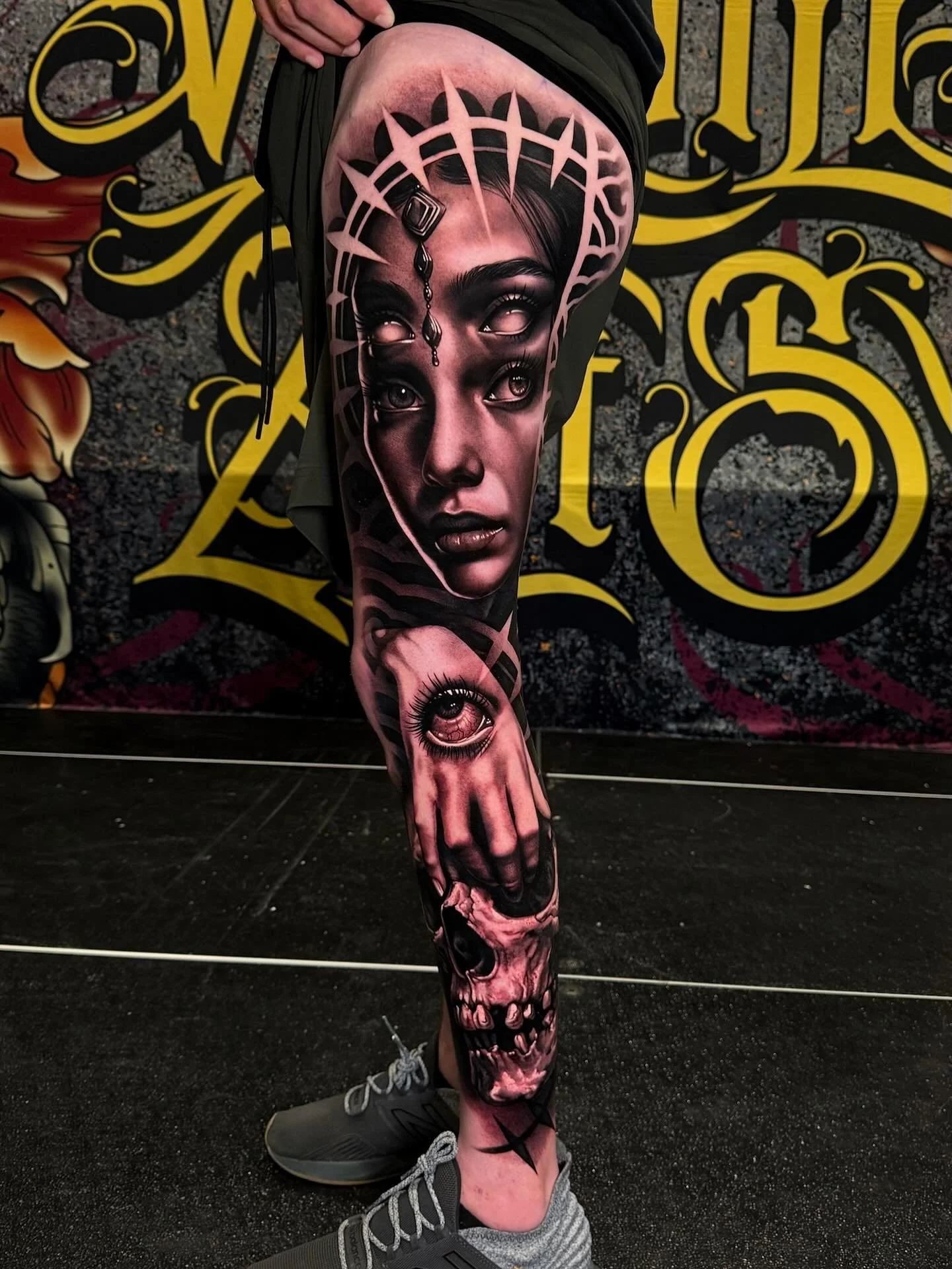 leg sleeve done by the best🙌🏻 @hussein.mistrah.tattoos