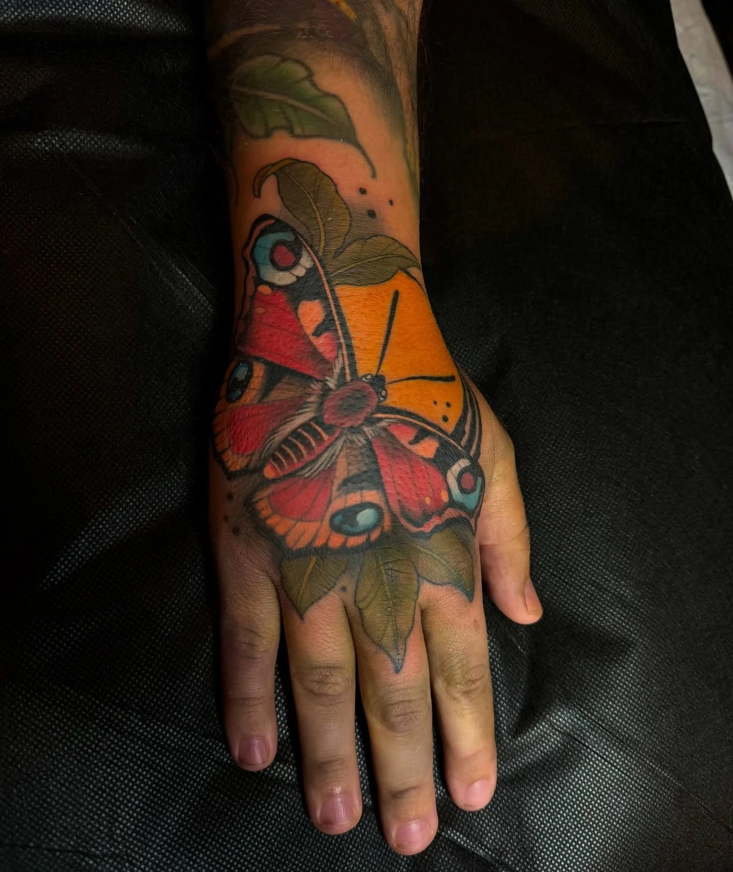 Neo traditional Hand piece done by @maditattoos ✨🔥

#neotrad #neotraditionaltattoo #coloredtattoo #tattoo #dearborn #michigan #detroit