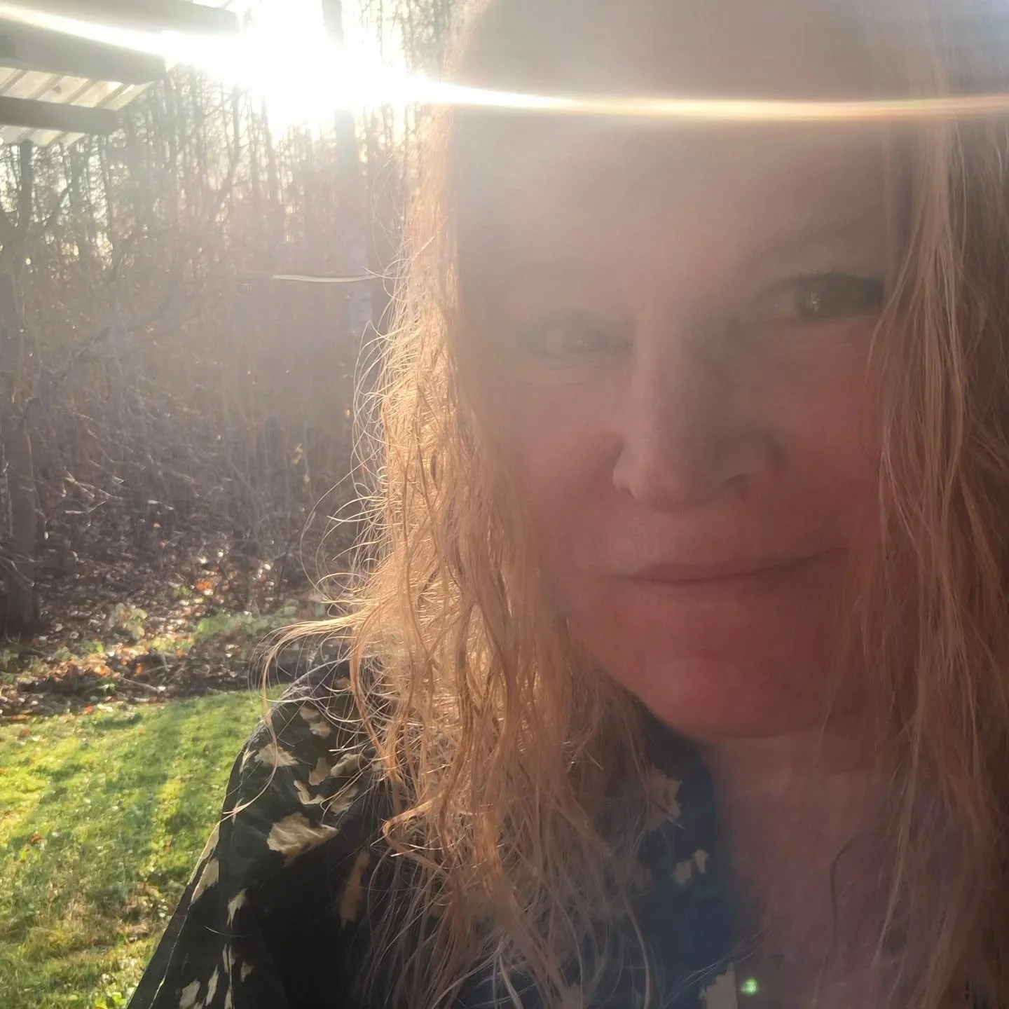 #kitollisuus #ihmiskoe #loppuvuosi #marraskuunvalo #aurinko 

T&auml;n&auml;&auml;n ei tarvitse mietti&auml; mist&auml; on kiitollinen kun saa pitk&auml;st&auml; aikaa n&auml;hd&auml; auringon valon ☀️