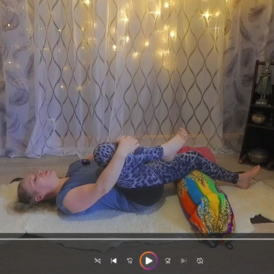 #yinjooga #talventaikaaverkkokurssi #akupainanta 

T&auml;ss&auml; yksi kolmesta Talven Taikaa verkkokurssin yinjoogaharjoituksista. Asanoiden aikana voit huomioida meridiaaneilla sijaitsevia akupainantapisteit&auml;.

kuva 1:  Tuulenpoistaja - halaa