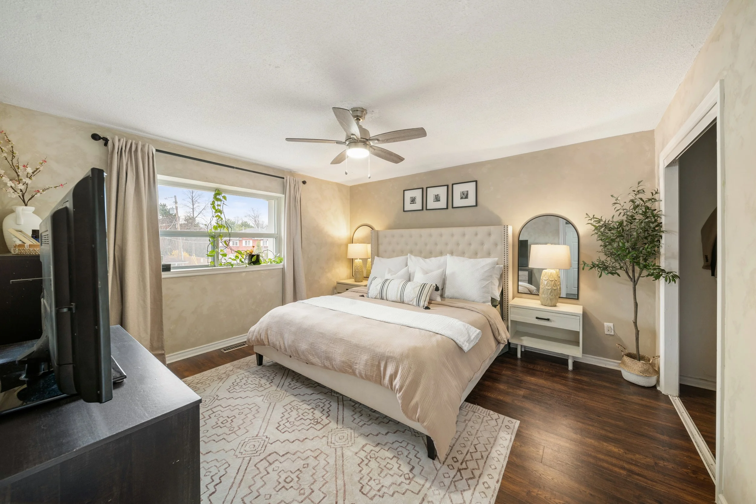 469 Claridge Rd #4_Interior1.jpg