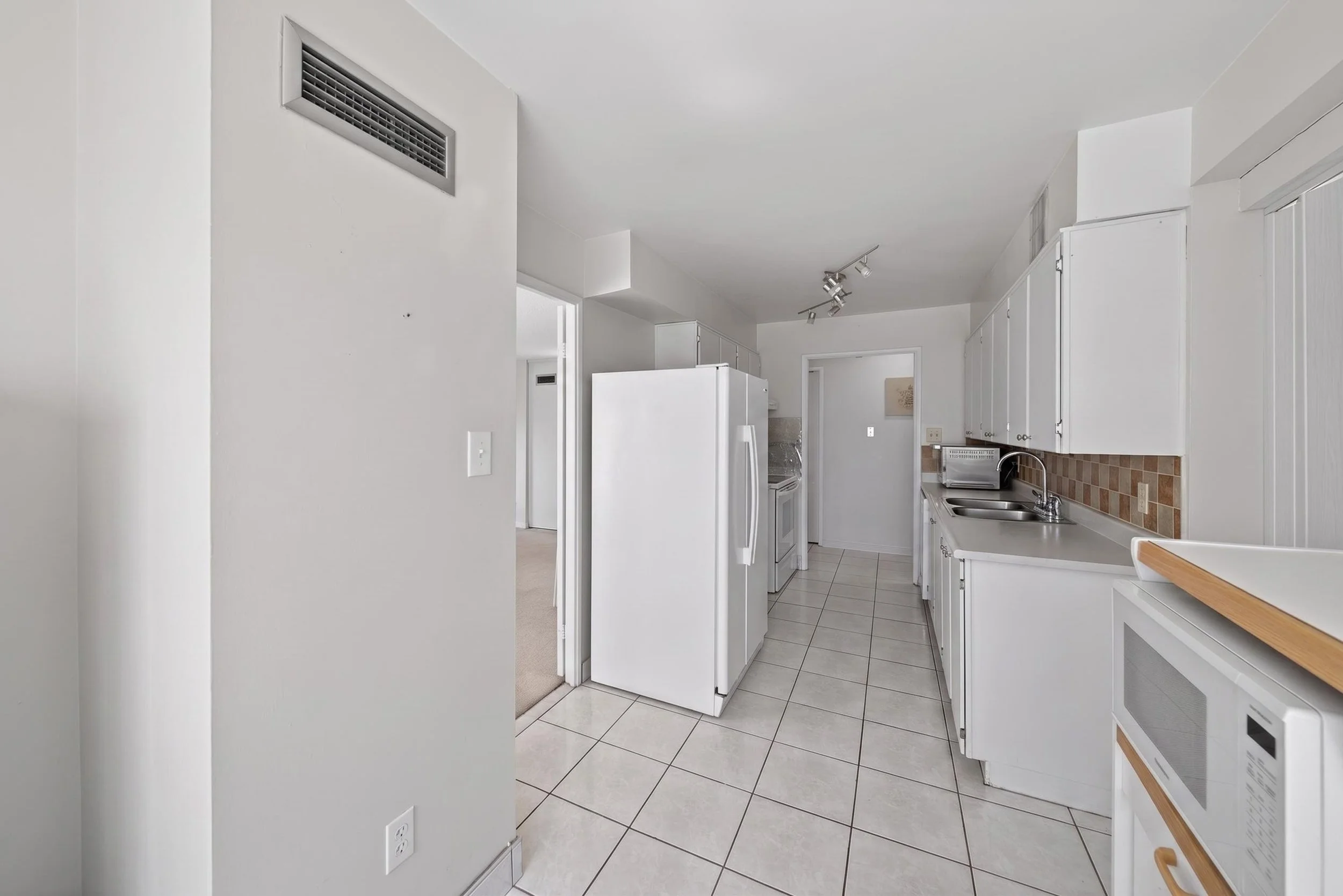 1580MississaugaValleyBlvd_Destaged_Interior59.jpg
