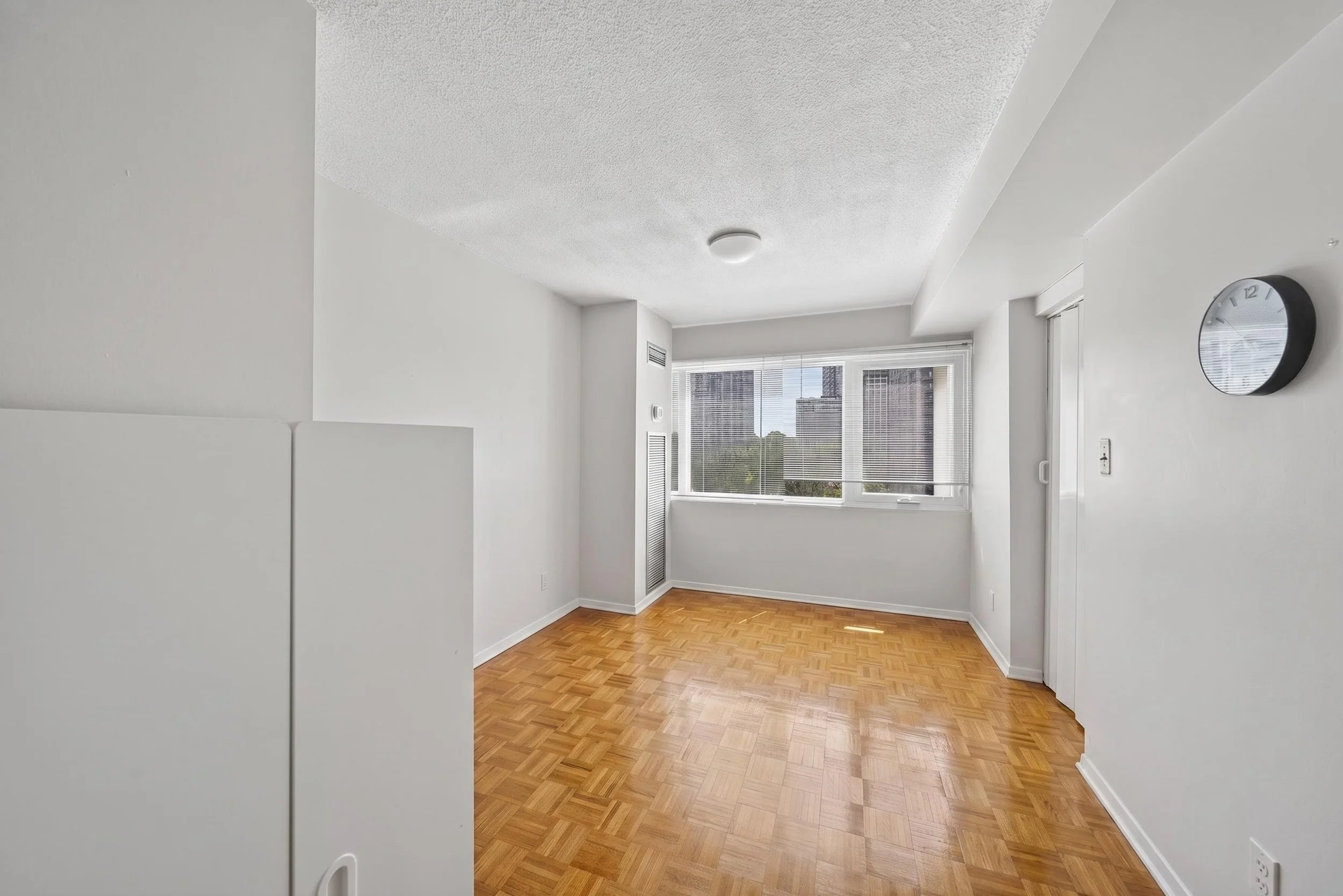 1580MississaugaValleyBlvd_Destaged_Interior45.jpg