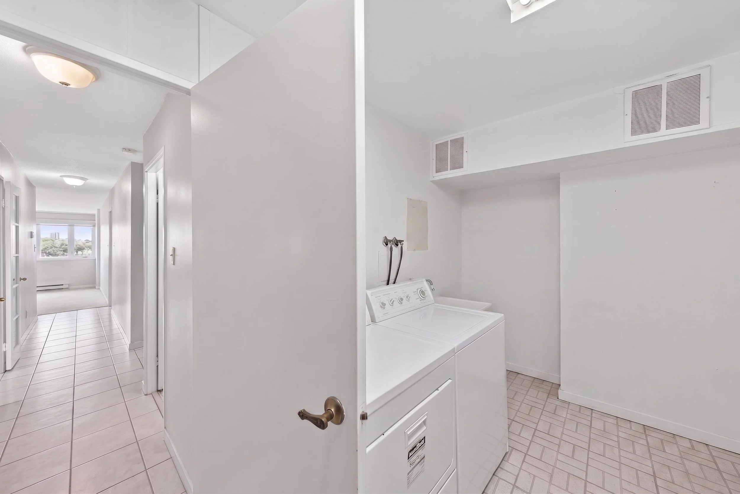 1580MississaugaValleyBlvd_Destaged_Interior51.jpg