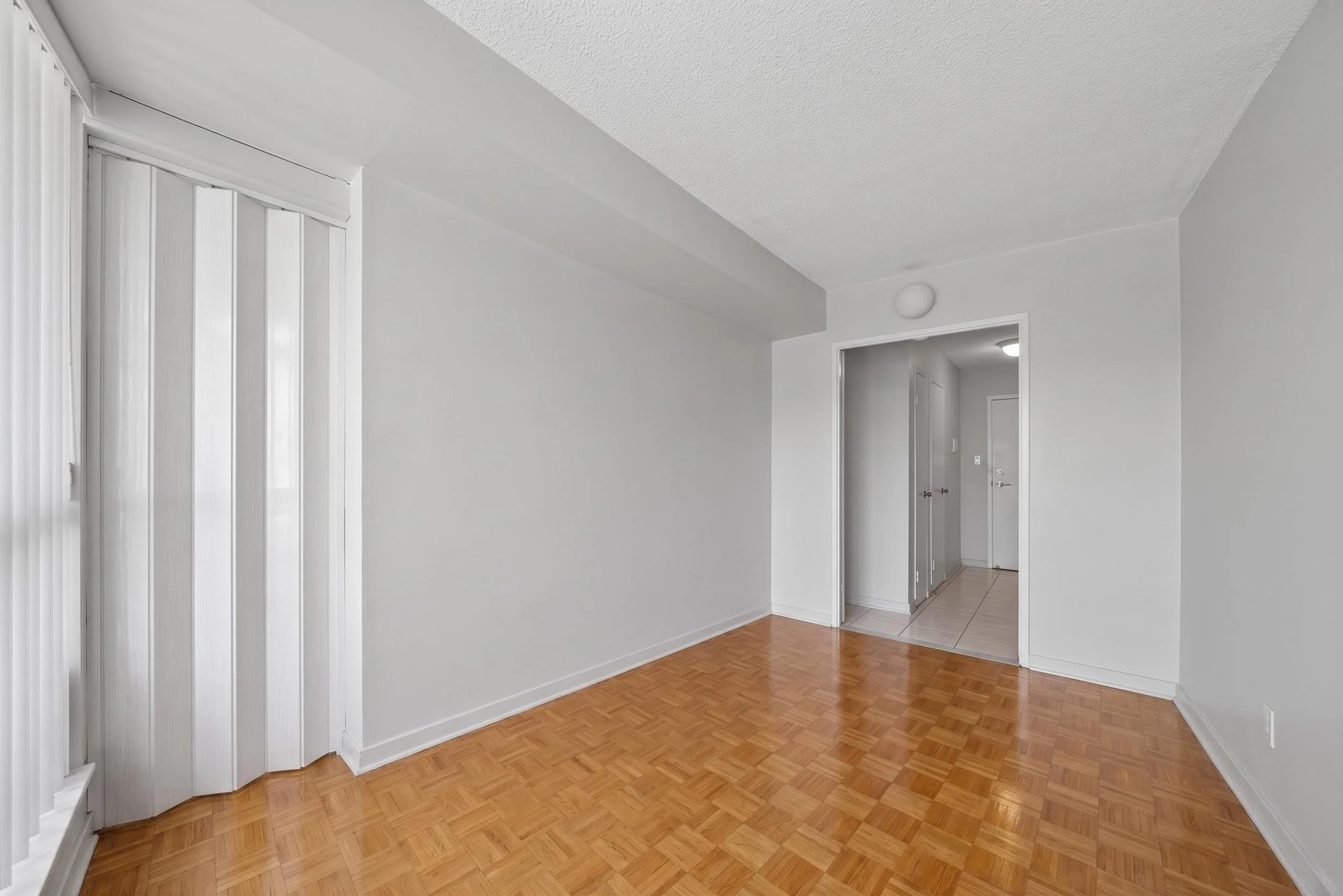 1580MississaugaValleyBlvd_Destaged_Interior44.jpg
