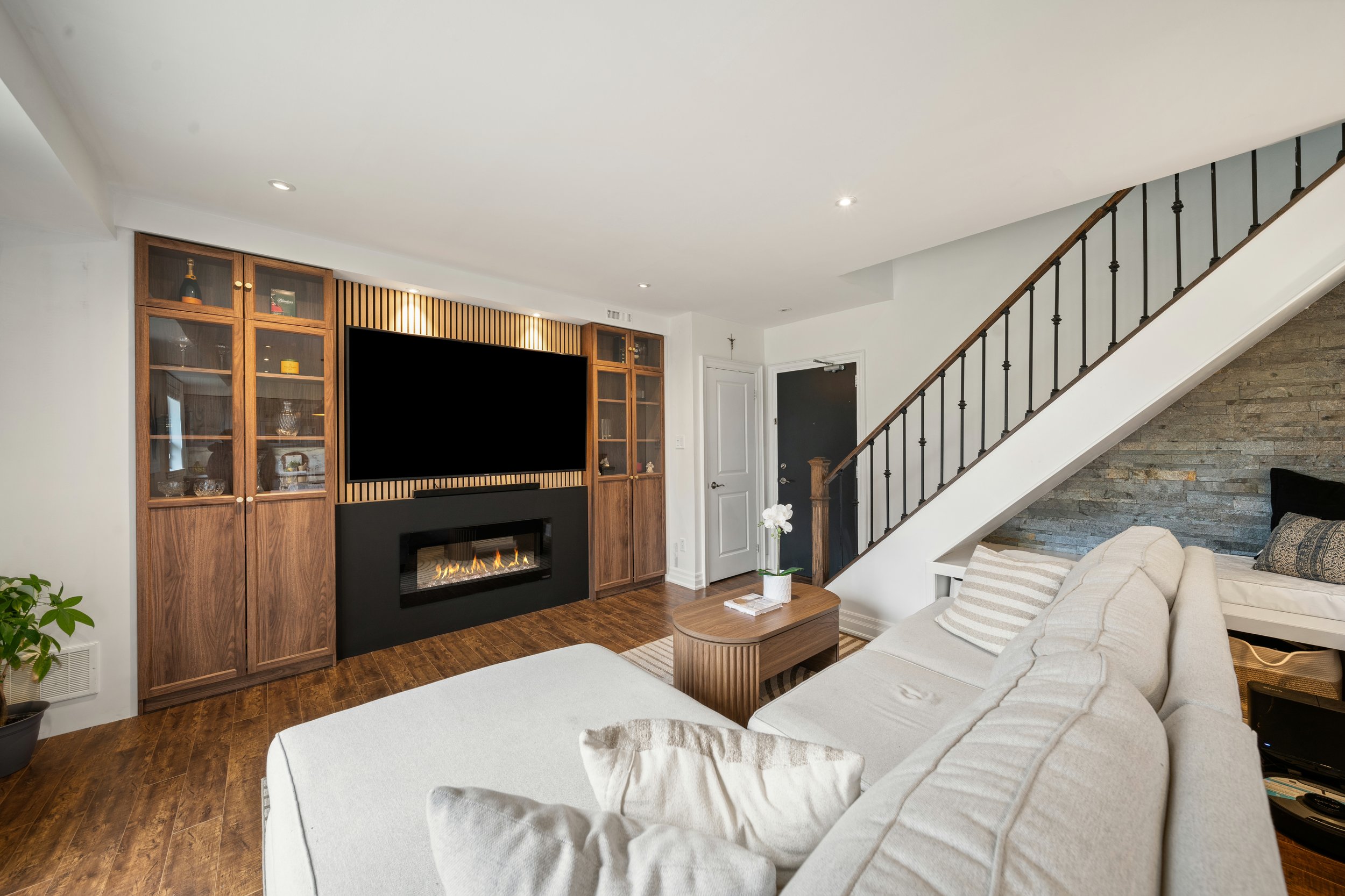 469 Claridge Rd #4_Interior9.jpg