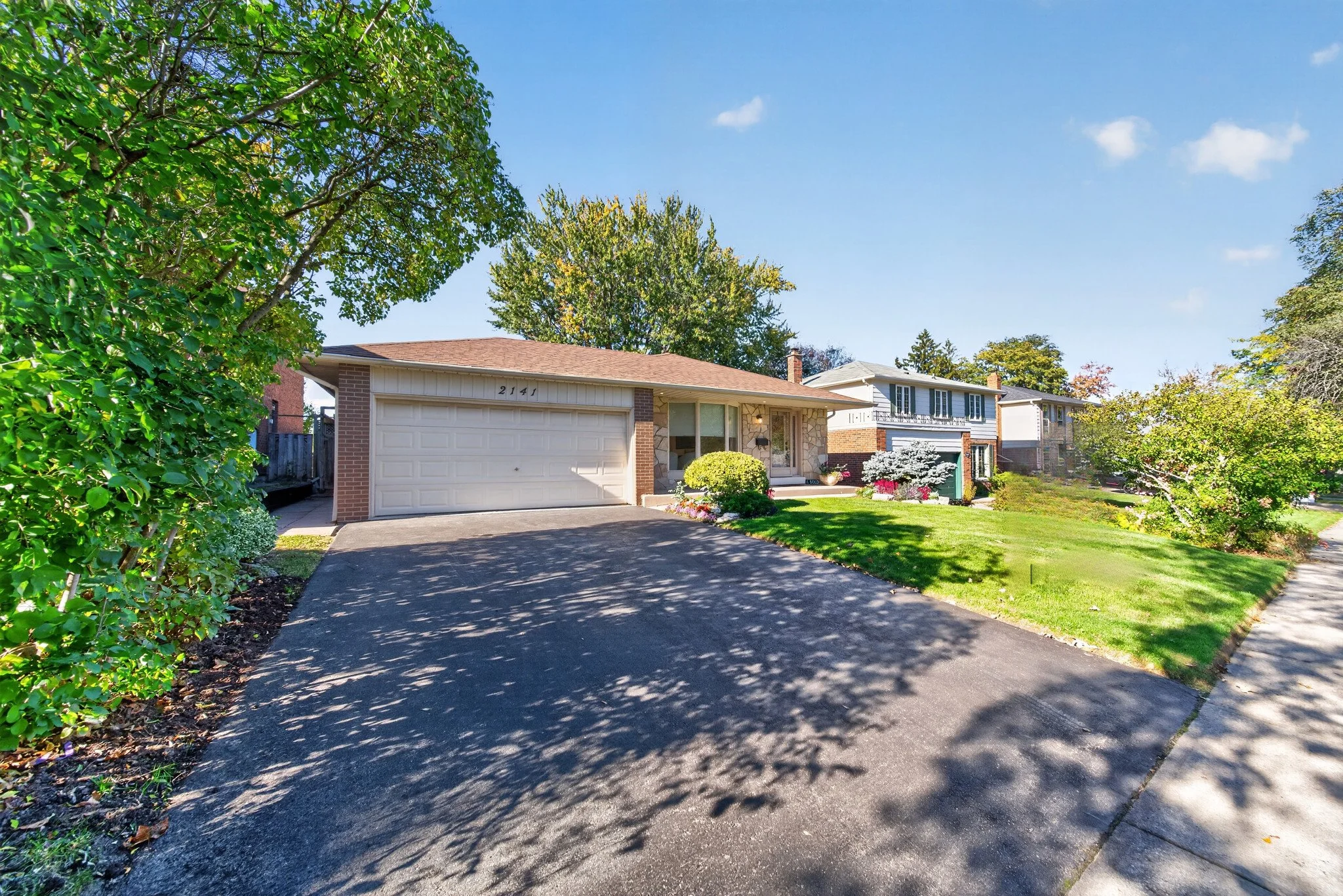 037_2141_Herridge_03_FRONT-DRIVEWAY.jpg