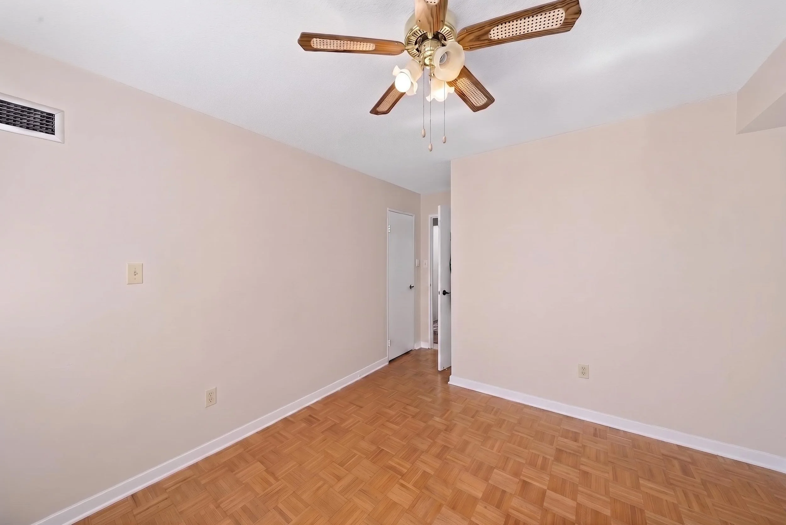 1580MississaugaValleyBlvd_Destaged_Interior48.jpg