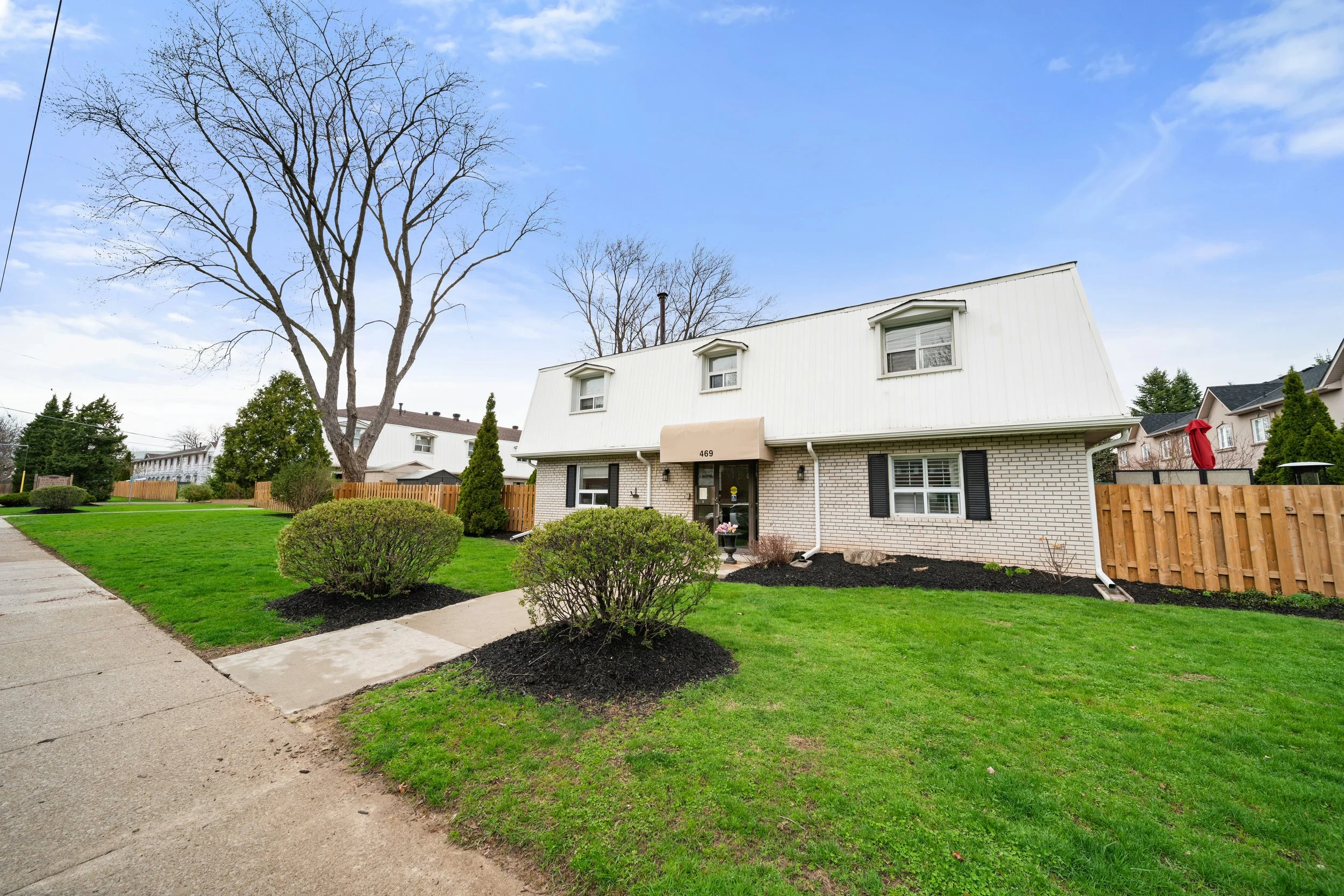 469 Claridge Rd _4_Exterior6.jpg