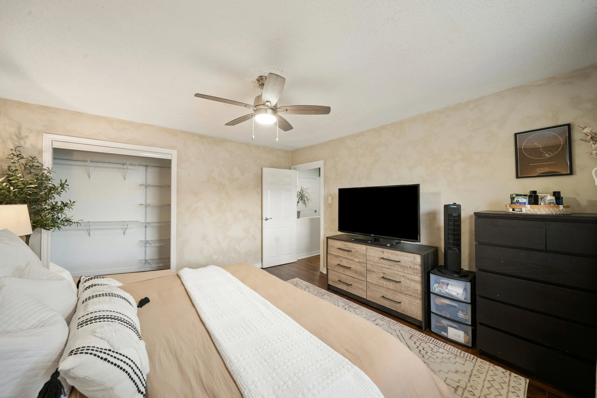 469 Claridge Rd _4_Interior2_FIXED.jpg