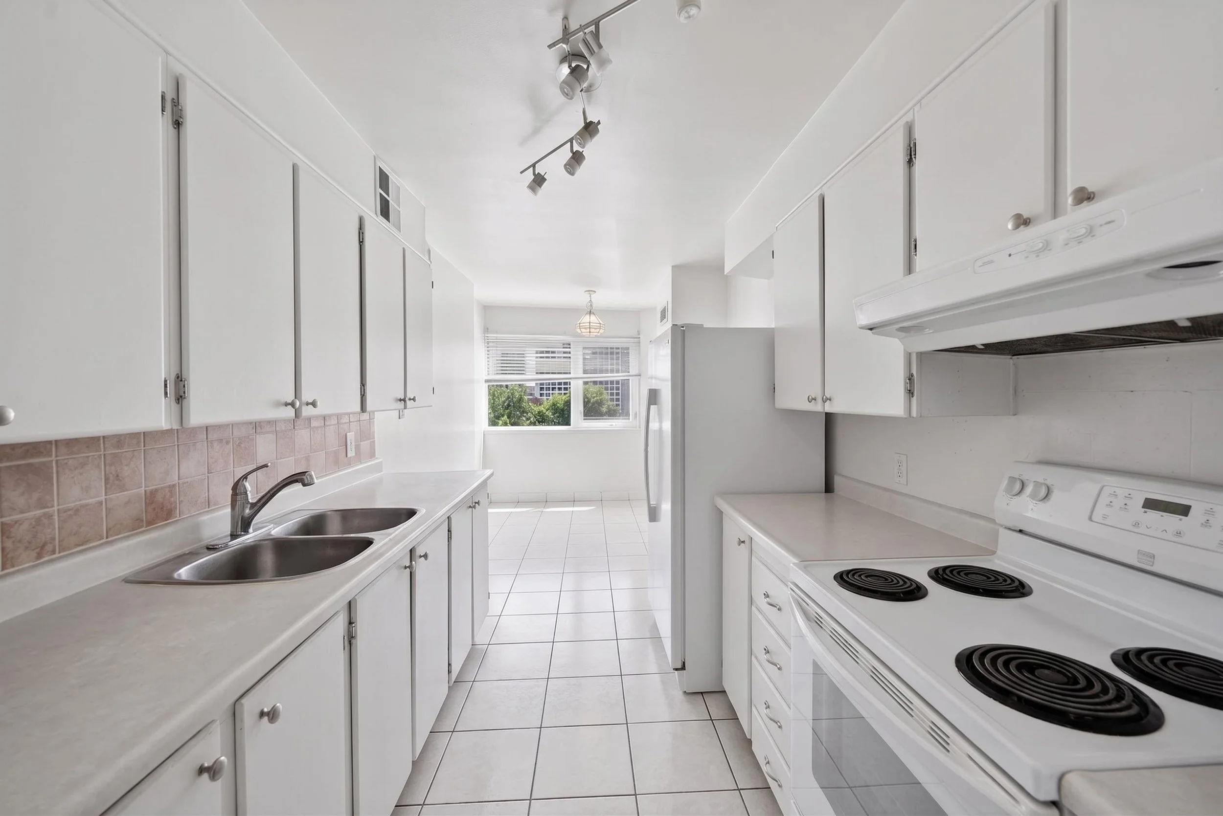 1580MississaugaValleyBlvd_Destaged_Interior56.jpg