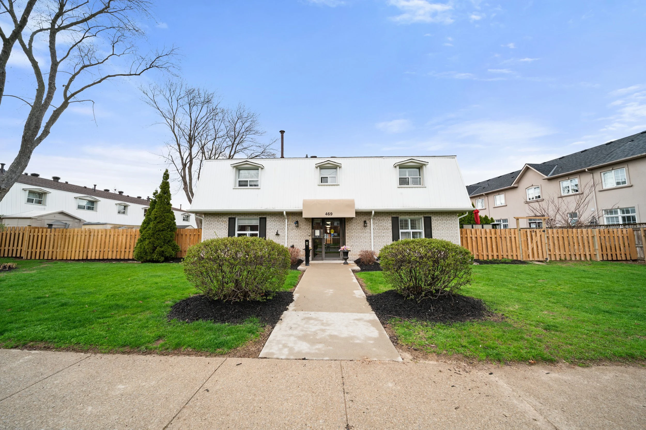 469 Claridge Rd _4_Exterior7.jpg