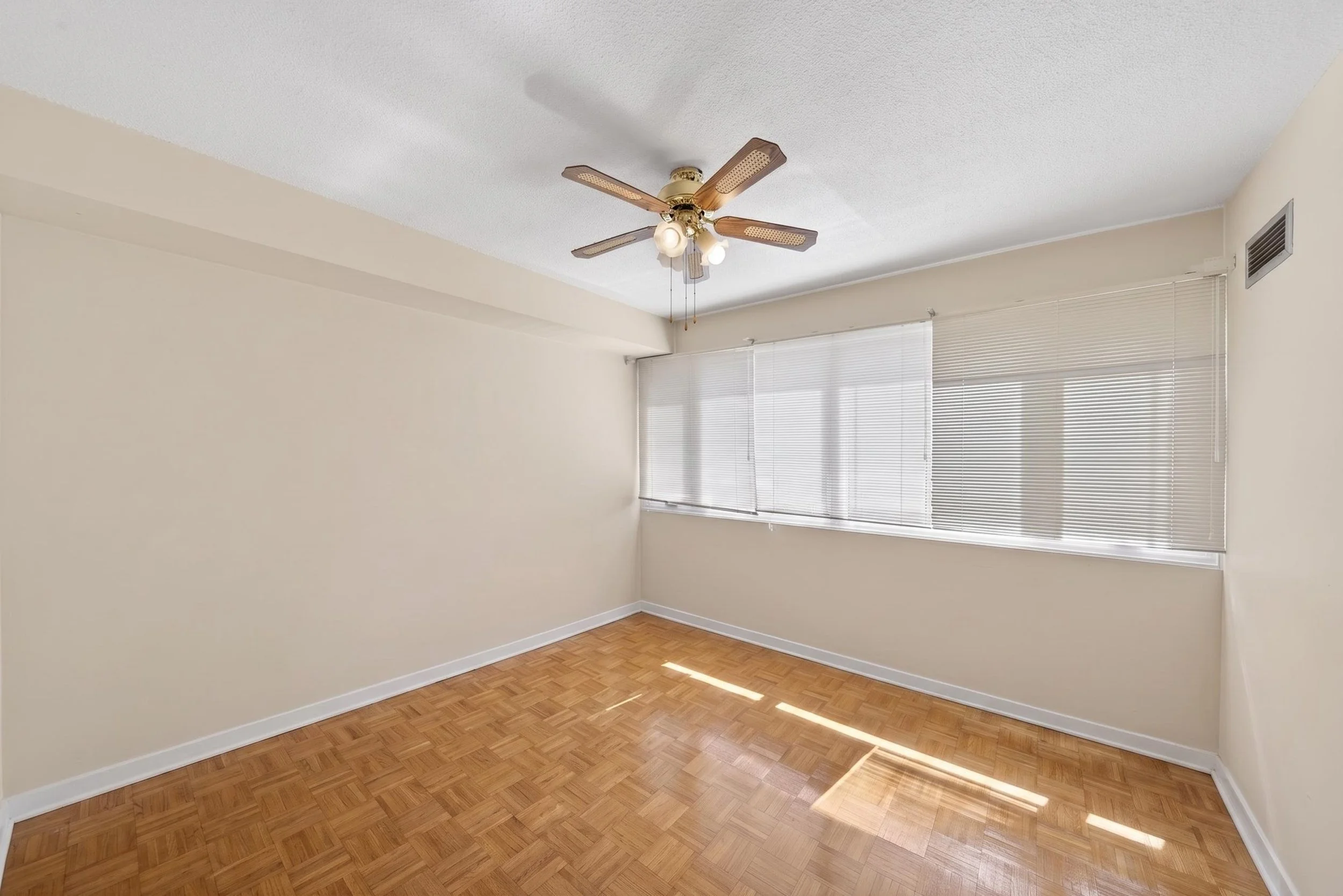 1580MississaugaValleyBlvd_Destaged_Interior49.jpg