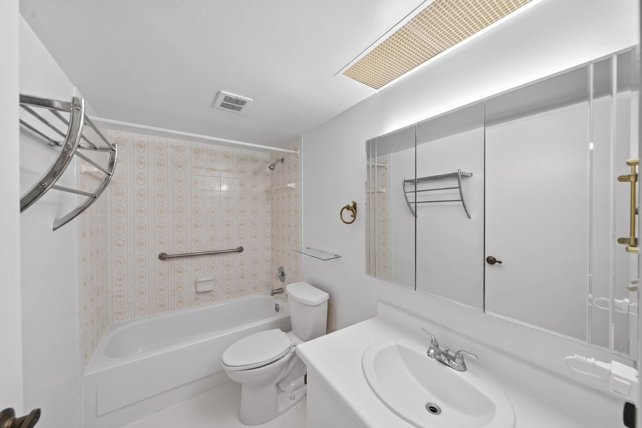 1580MississaugaValleyBlvd_Destaged_Interior52.jpg