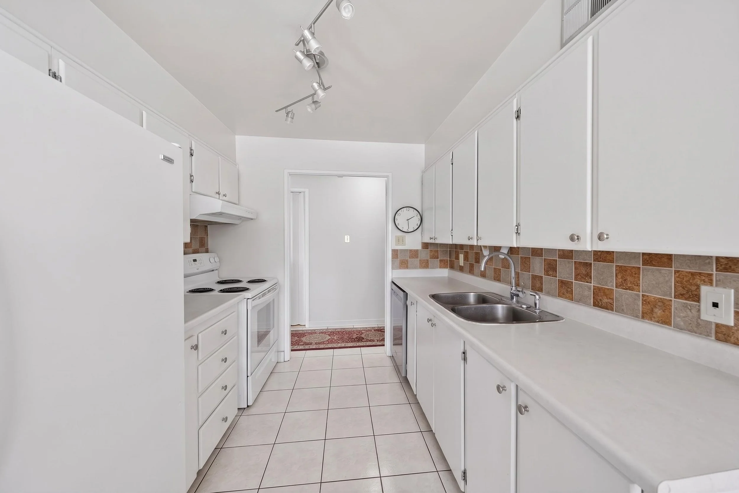 1580MississaugaValleyBlvd_Destaged_Interior62.jpg