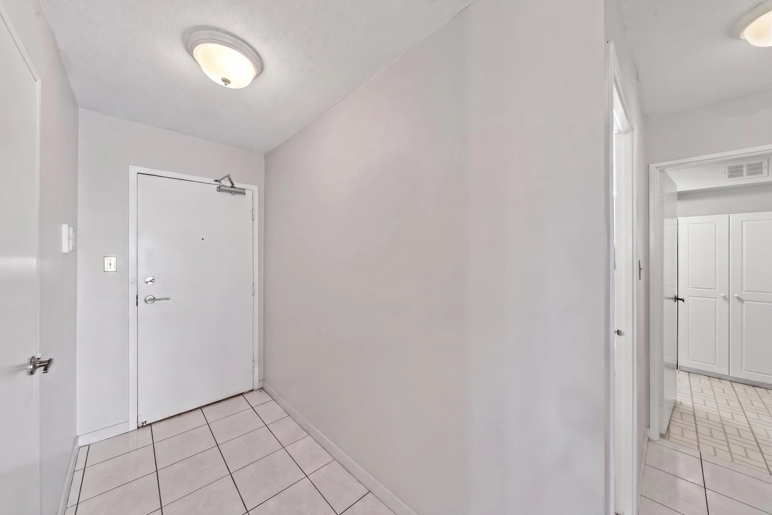 1580MississaugaValleyBlvd_Destaged_Interior47.jpg