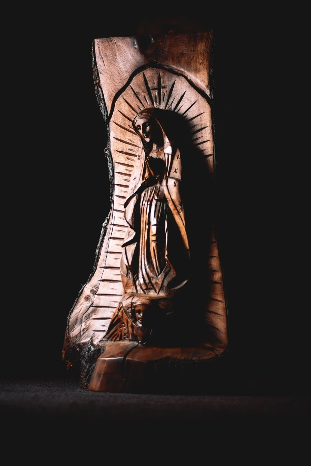 Virgen María Tallada: Handcrafted Grace for Every Space
