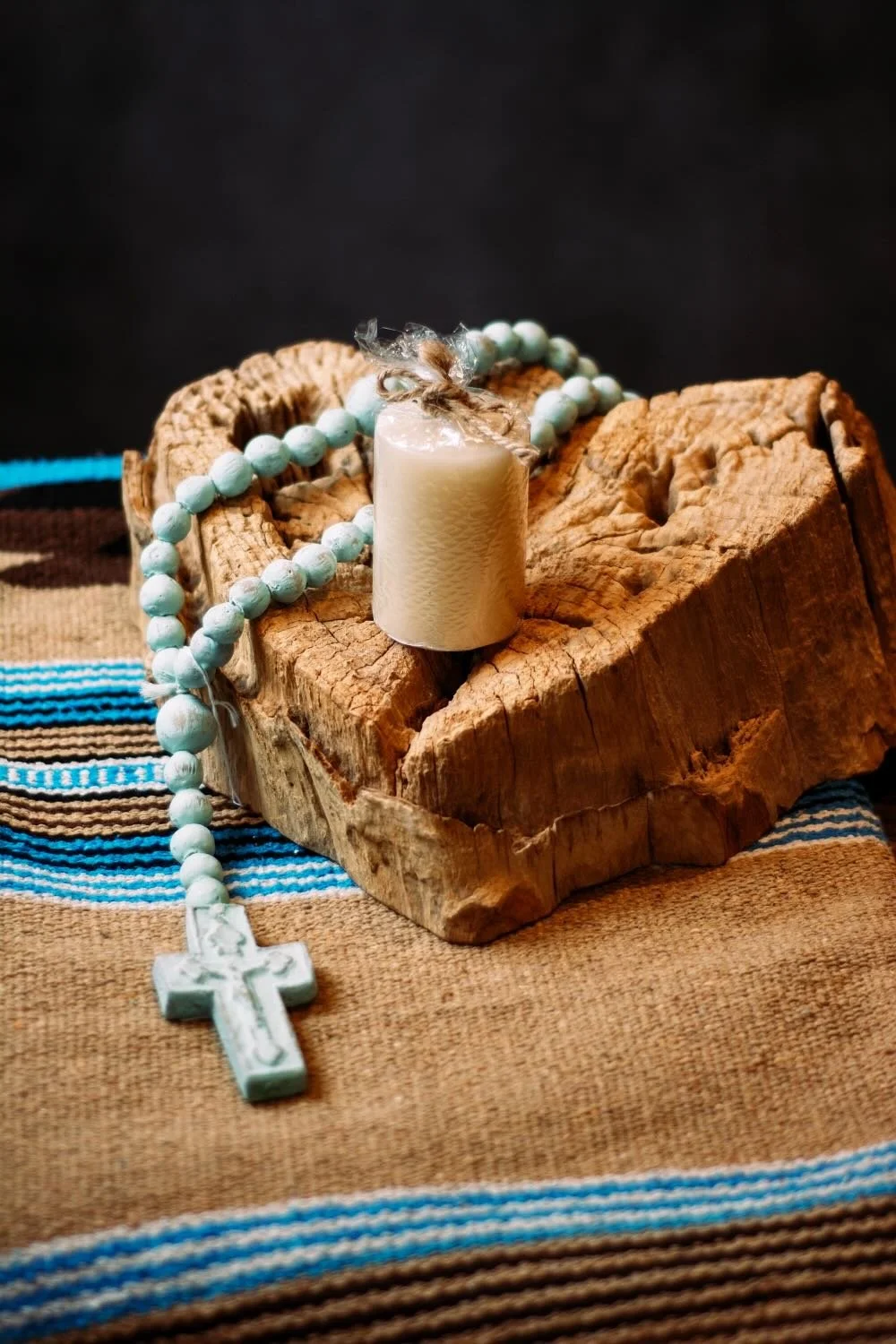 Handmade Teakwood Corazón – Authentic Wood Art. 16" hand-carved teakwood heart sculpture. Features a natural finish and built-in wall mount. Perfect for rustic or modern decor.