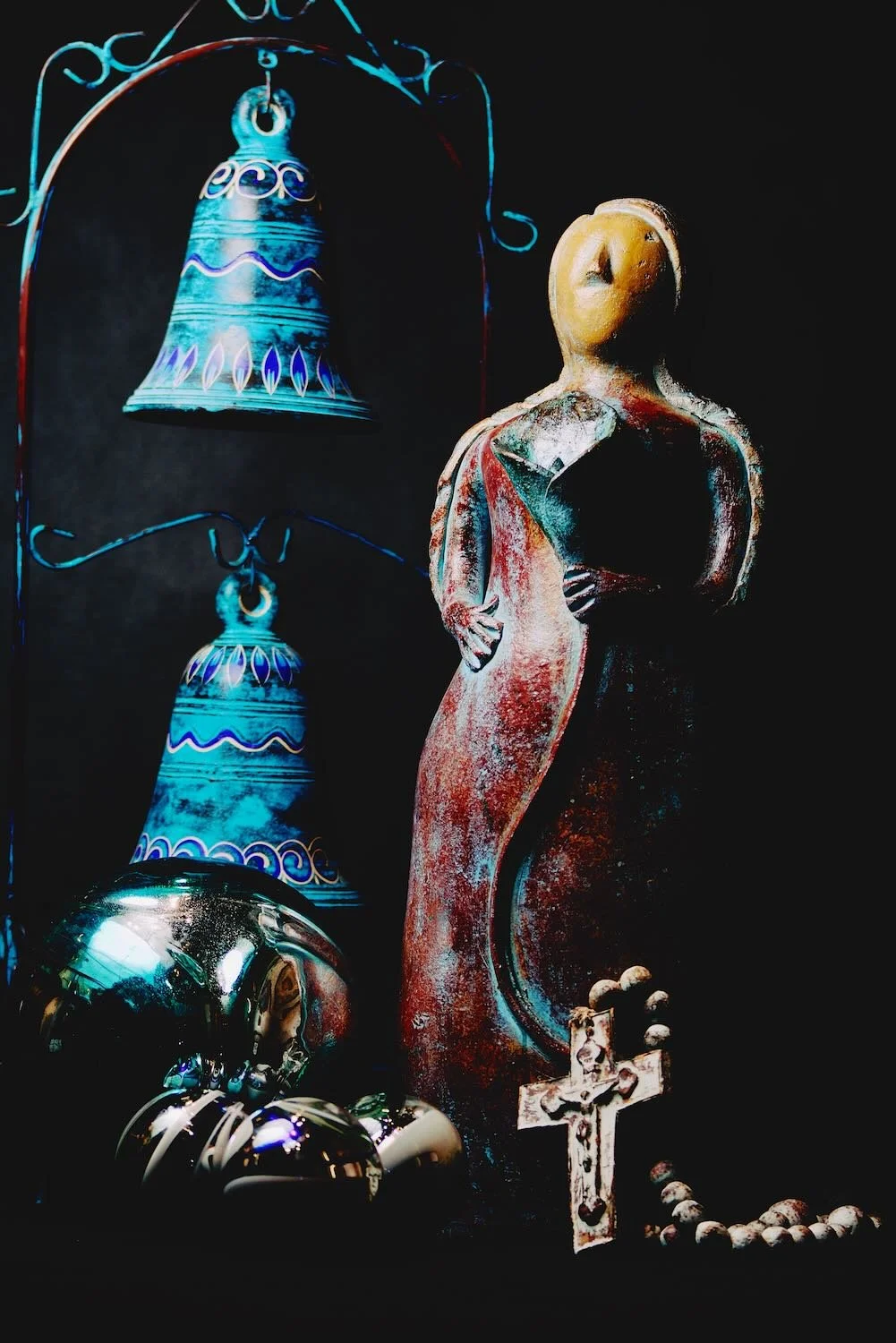 Distressed blues, turqouoise and terracotta tones fill this beautiful Mexico home decor.