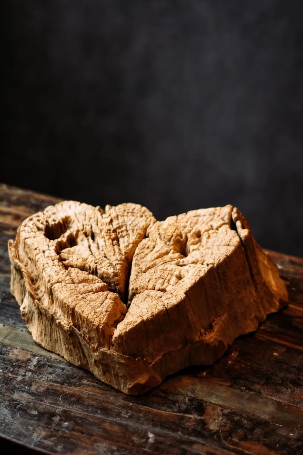 Handmade Teakwood Corazón – Authentic Wood Art. 16" hand-carved teakwood heart sculpture. Features a natural finish and built-in wall mount. Perfect for rustic or modern decor.