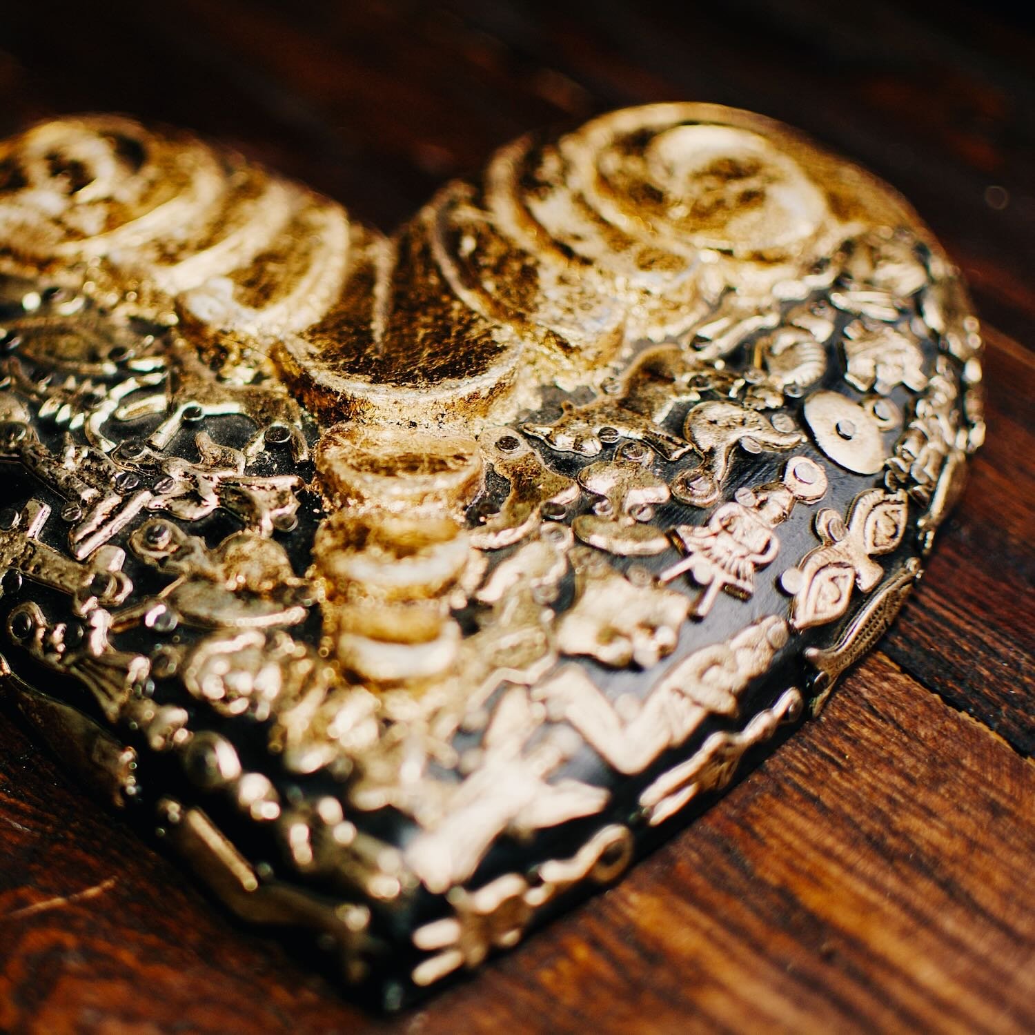 Corazón de Milagros Dorados