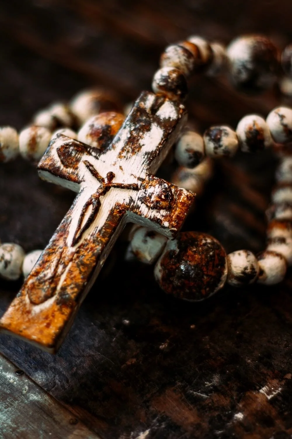 Rosario de Barro. Handcrafted 27" clay rosary from Milagros Rústicos. Features a distressed cream finish. Ideal for home altars or decorative styling.