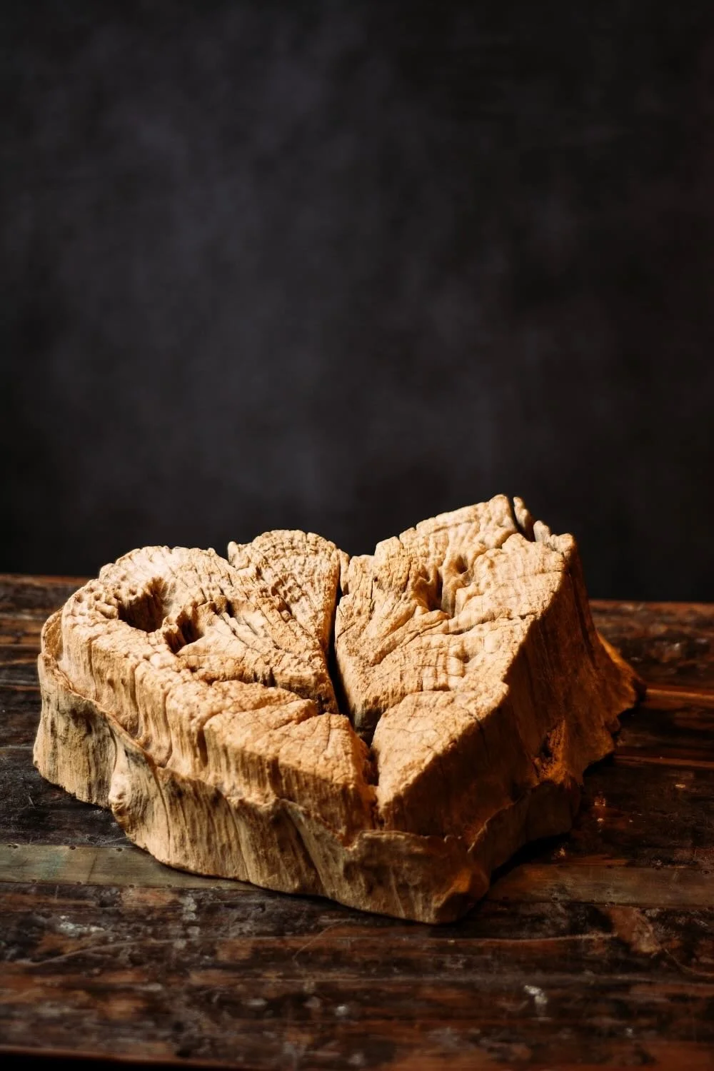 Handmade Teakwood Corazón – Authentic Wood Art. 16" hand-carved teakwood heart sculpture. Features a natural finish and built-in wall mount. Perfect for rustic or modern decor.