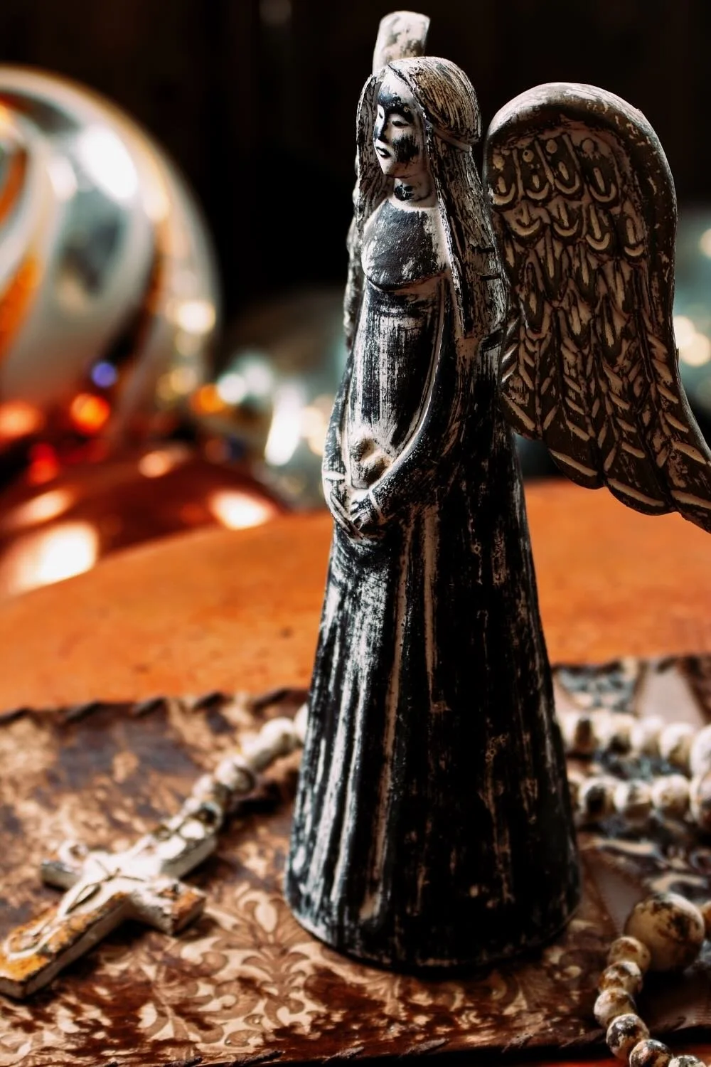 Ángel y Corazón. Hand-sculpted Mexican clay angel holding a heart. Features a distressed white and silver finish.