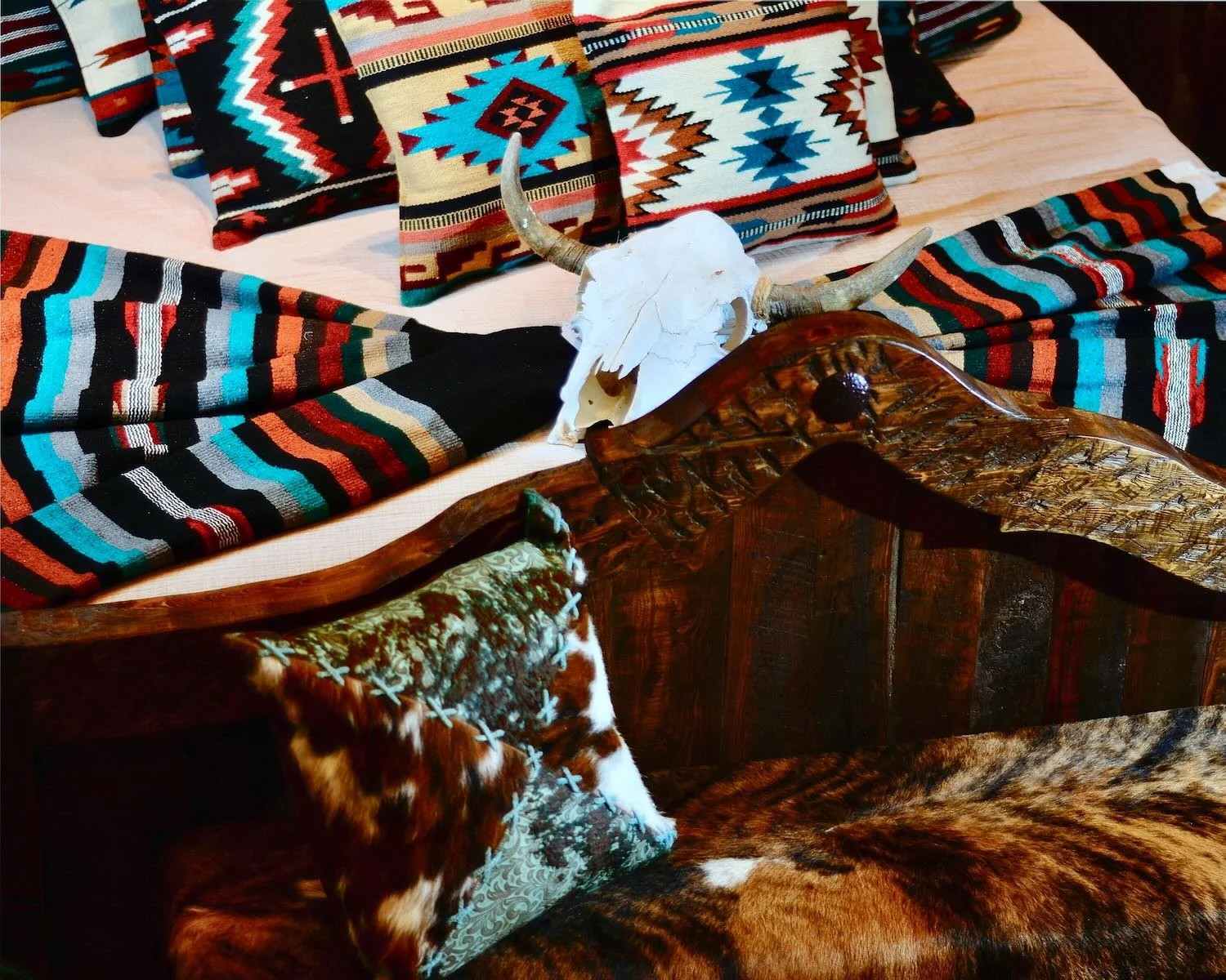 Western style furniture and decor at Milagros Rústicos