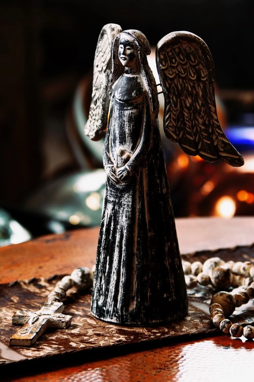 Ángel y Ángel y Corazón. Hand-sculpted Mexican clay angel holding a heart. Features a distressed white and silver finish.