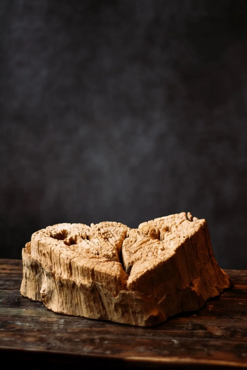 Handmade Teakwood Corazón – Authentic Wood Art. 16" hand-carved teakwood heart sculpture. Features a natural finish and built-in wall mount. Perfect for rustic or modern decor.