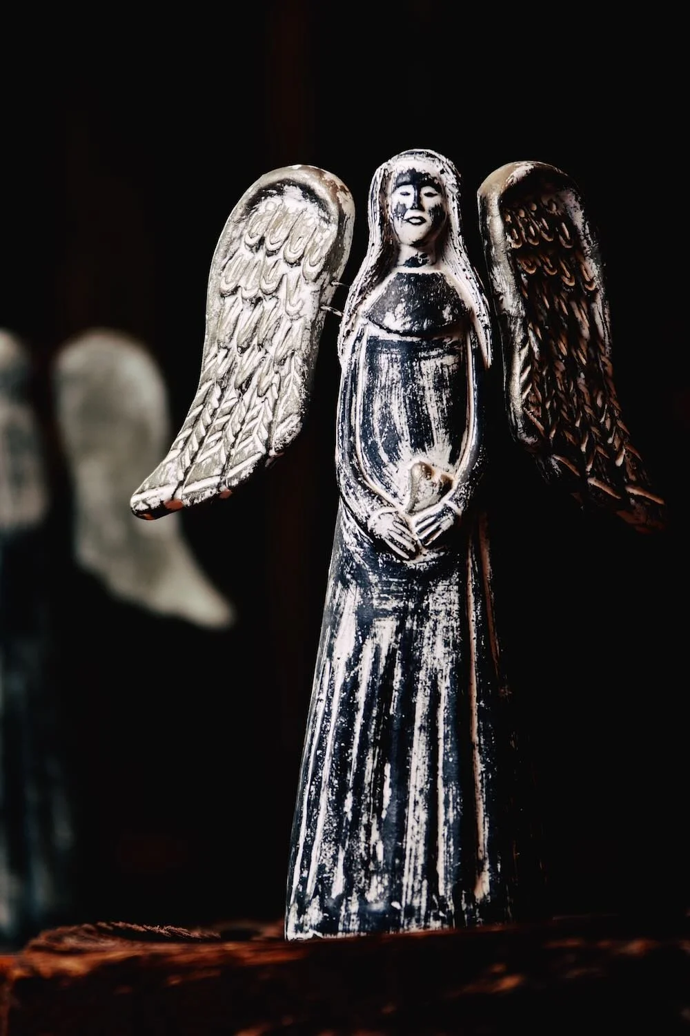 Ángel y Corazón. Hand-sculpted Mexican clay angel holding a heart. Features a distressed white and silver finish.