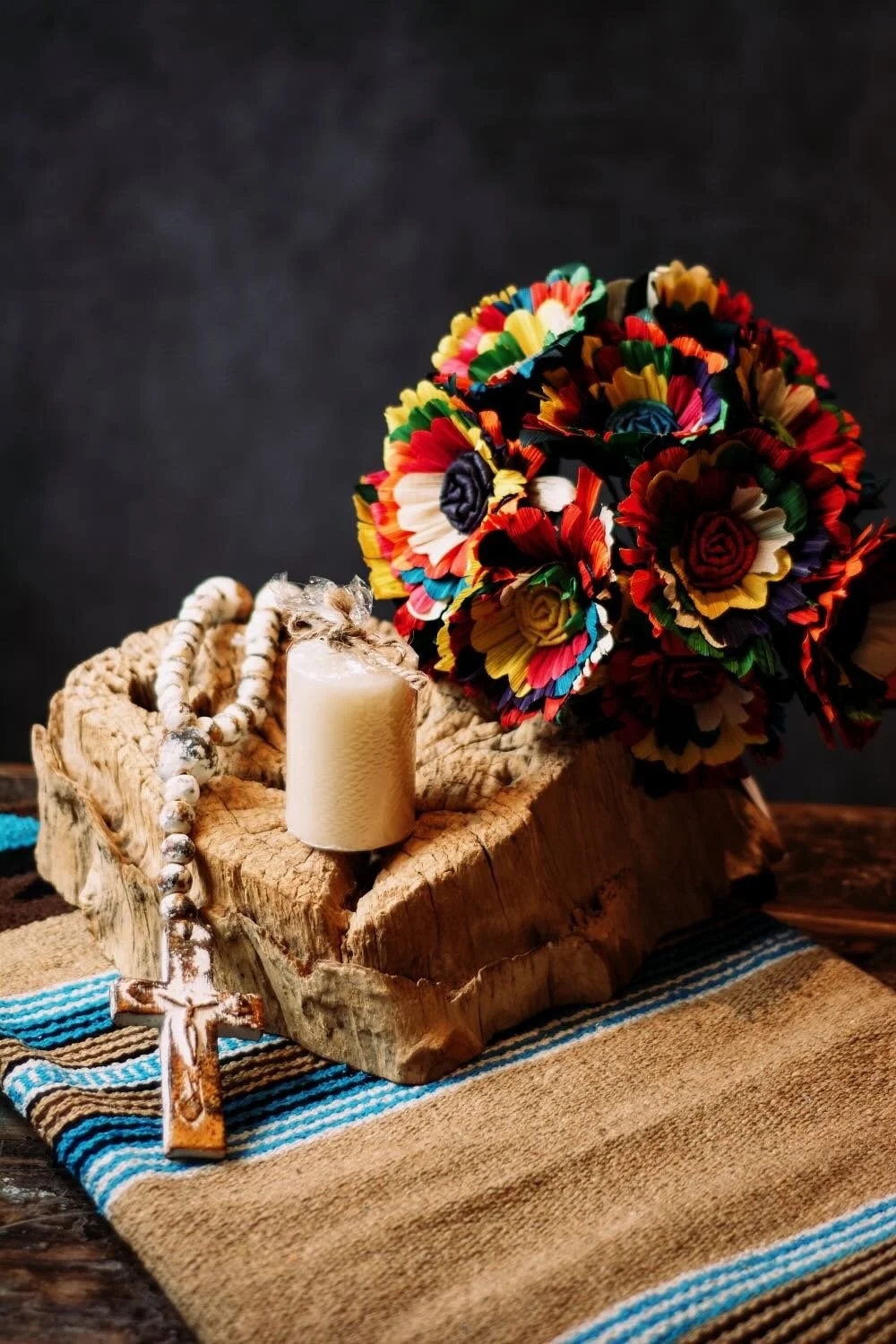 Handmade Teakwood Corazón – Authentic Wood Art. 16" hand-carved teakwood heart sculpture. Features a natural finish and built-in wall mount. Perfect for rustic or modern decor.