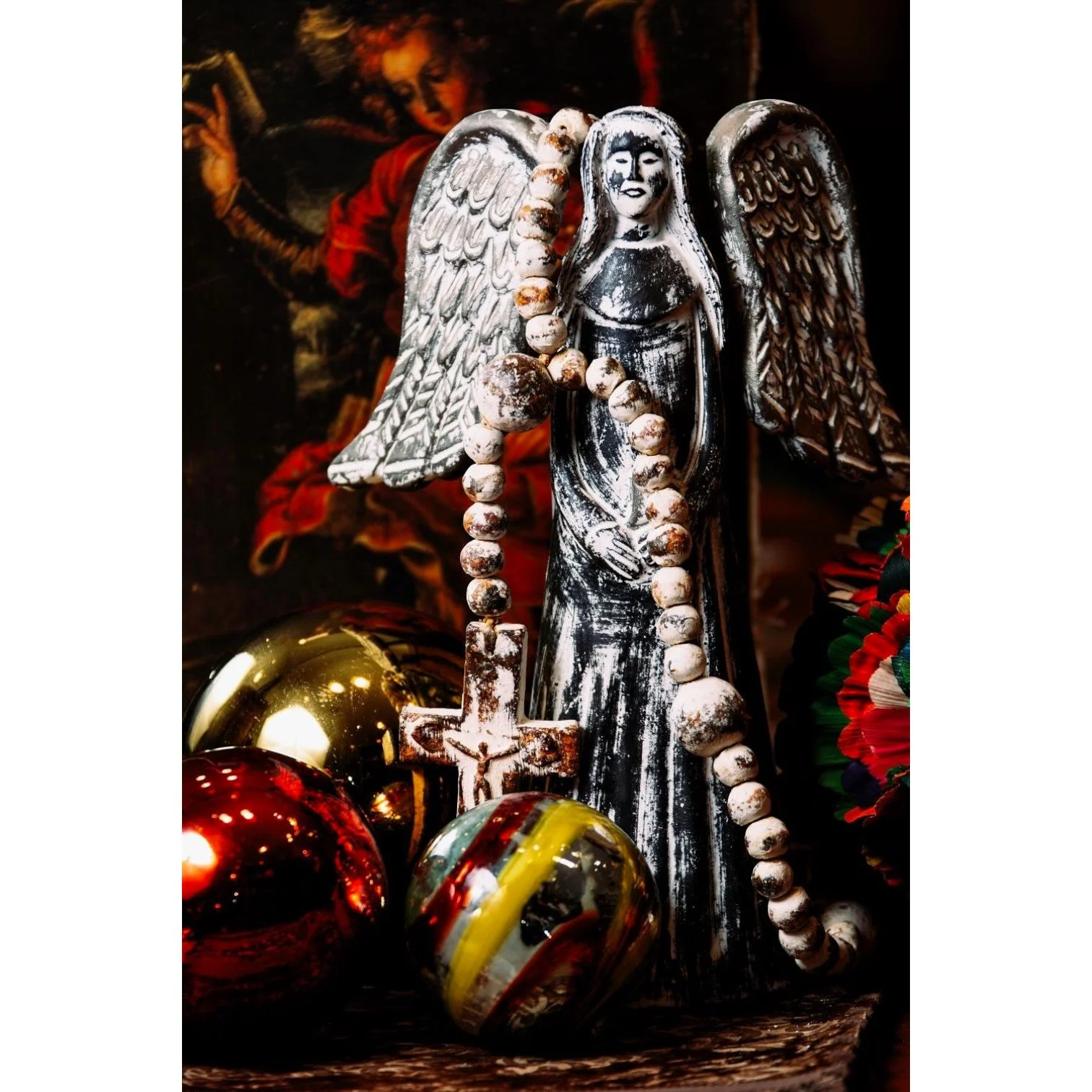 Handmade Angel y Corazón clay décor with distressed silver and white finish crafted in Mexico.