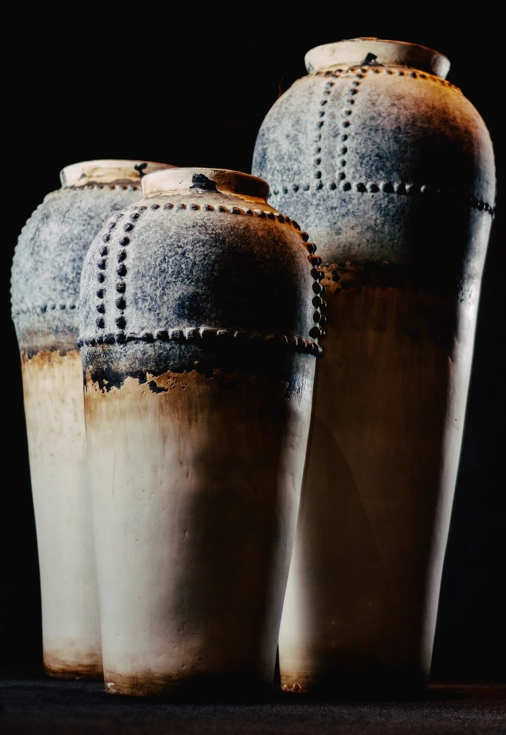 Distressed two toned trio of vases from Mexico. - Milagros Rústicos