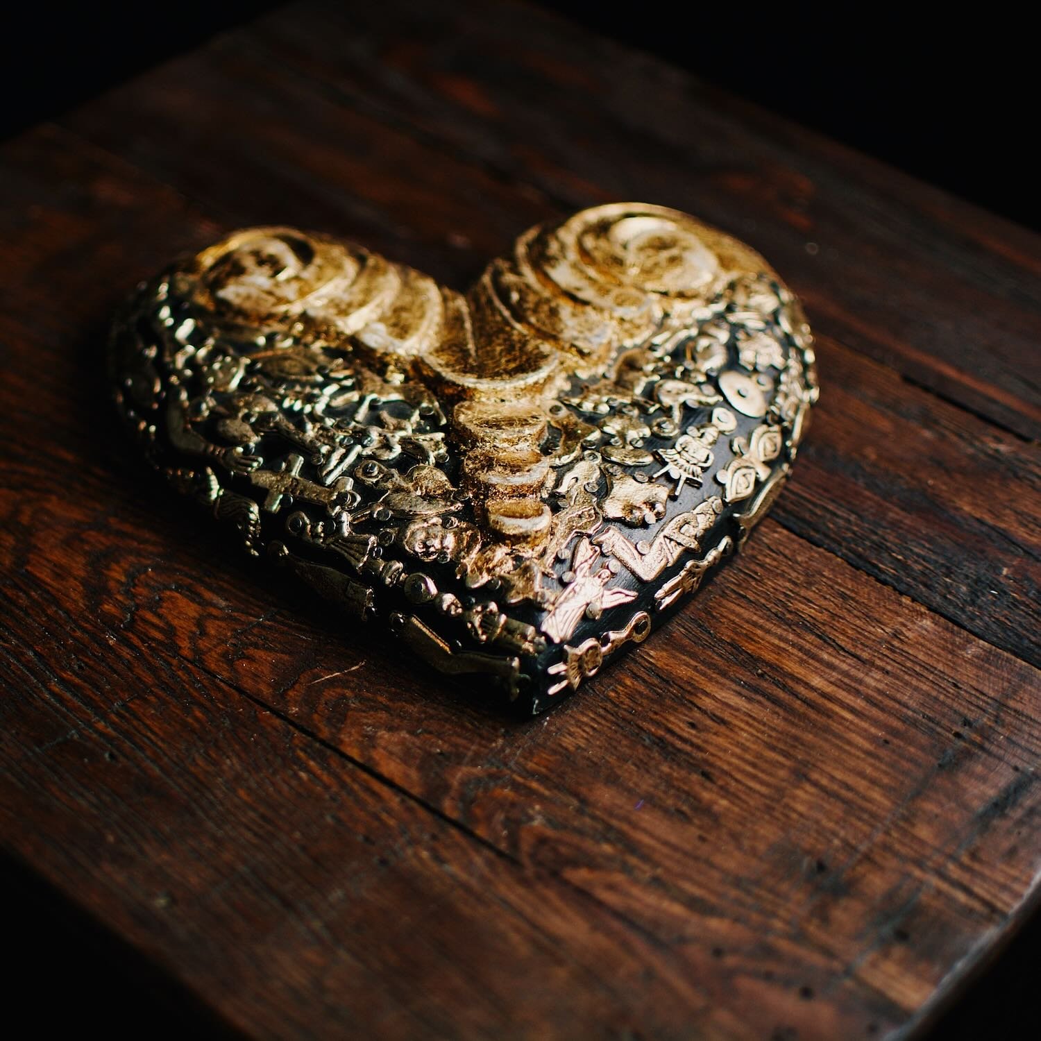 Corazón de Milagros Dorados