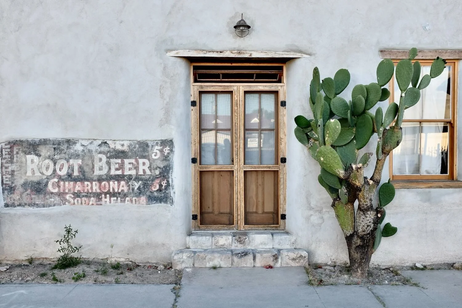 Root Beer – Vintage Sign on Adobe, Barrio Viejo Tucson